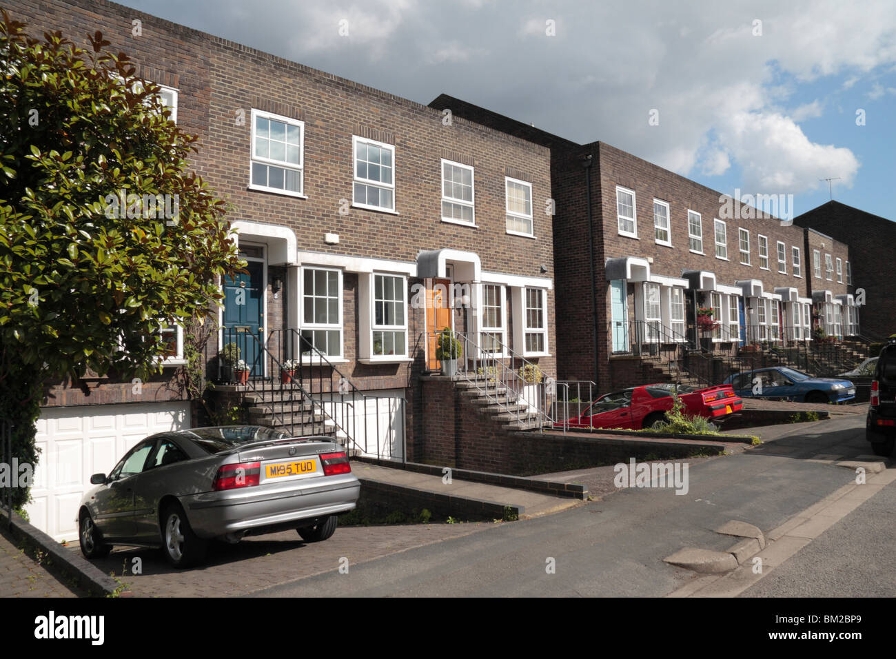 Una fila de adosado moderno con terraza propiedades en Shaftesbury, Twickenham, Middx, Reino Unido. Mayo de 2010 Foto de stock