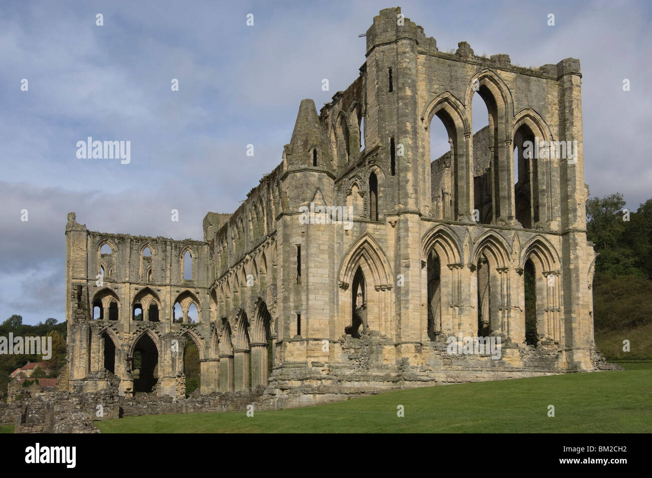 El siglo xiii Rievaulx Abbey, North Yorkshire, Reino Unido Foto de stock