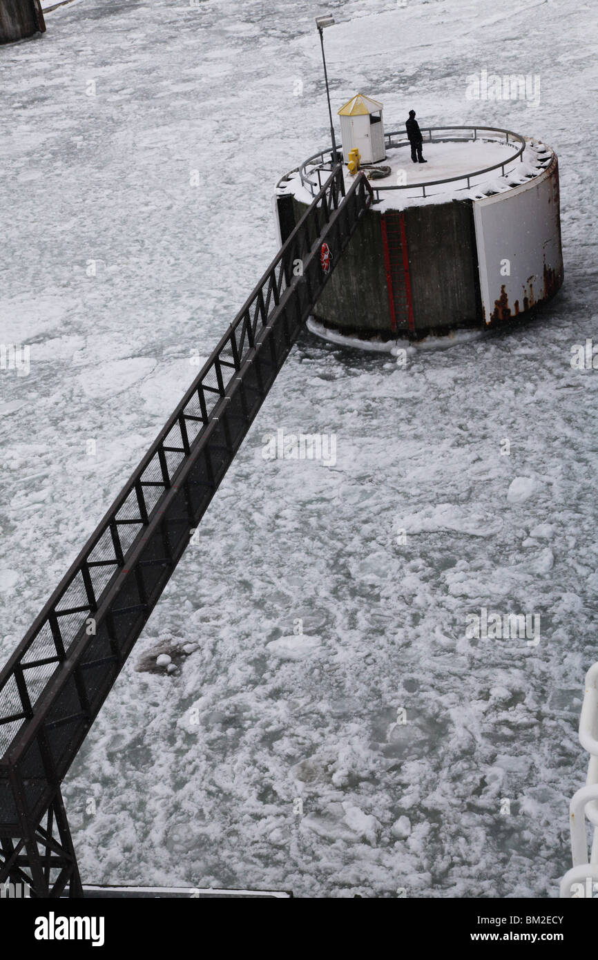 PUERTO DEL MAR BÁLTICO EN HIELO GRUESO: Punto de amarre flota en mar congelado en el puerto terminal de Mariehamn Åland Aland archipiélago entre Finlandia y Suecia Foto de stock