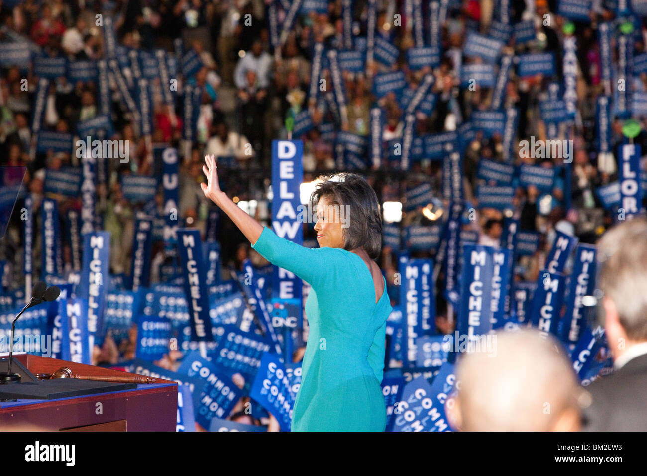 Michelle Obama saludando a los delegados Foto de stock