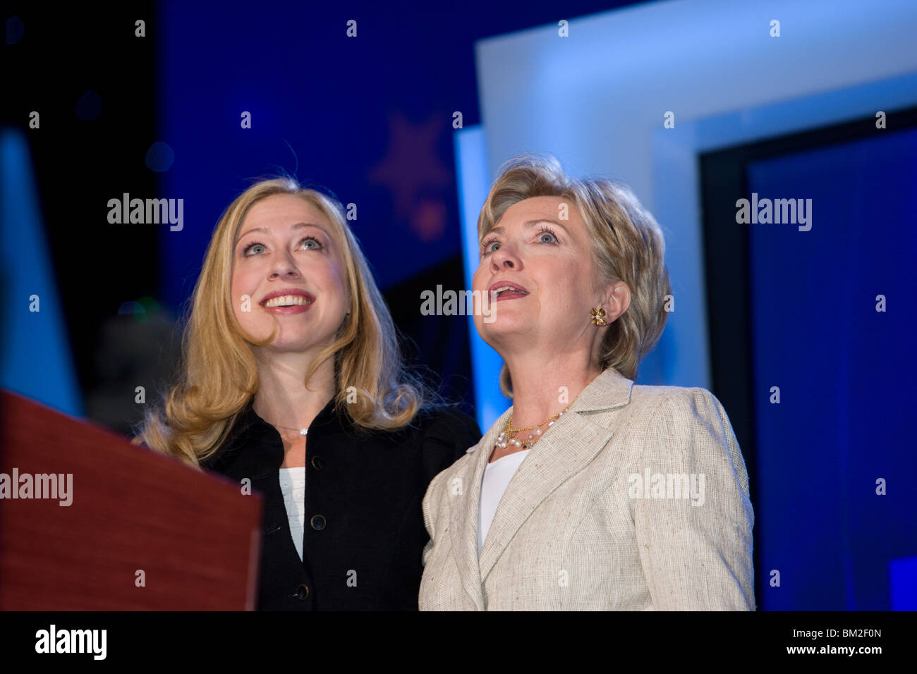 Chelsea y su madre Hilary Clinton Foto de stock