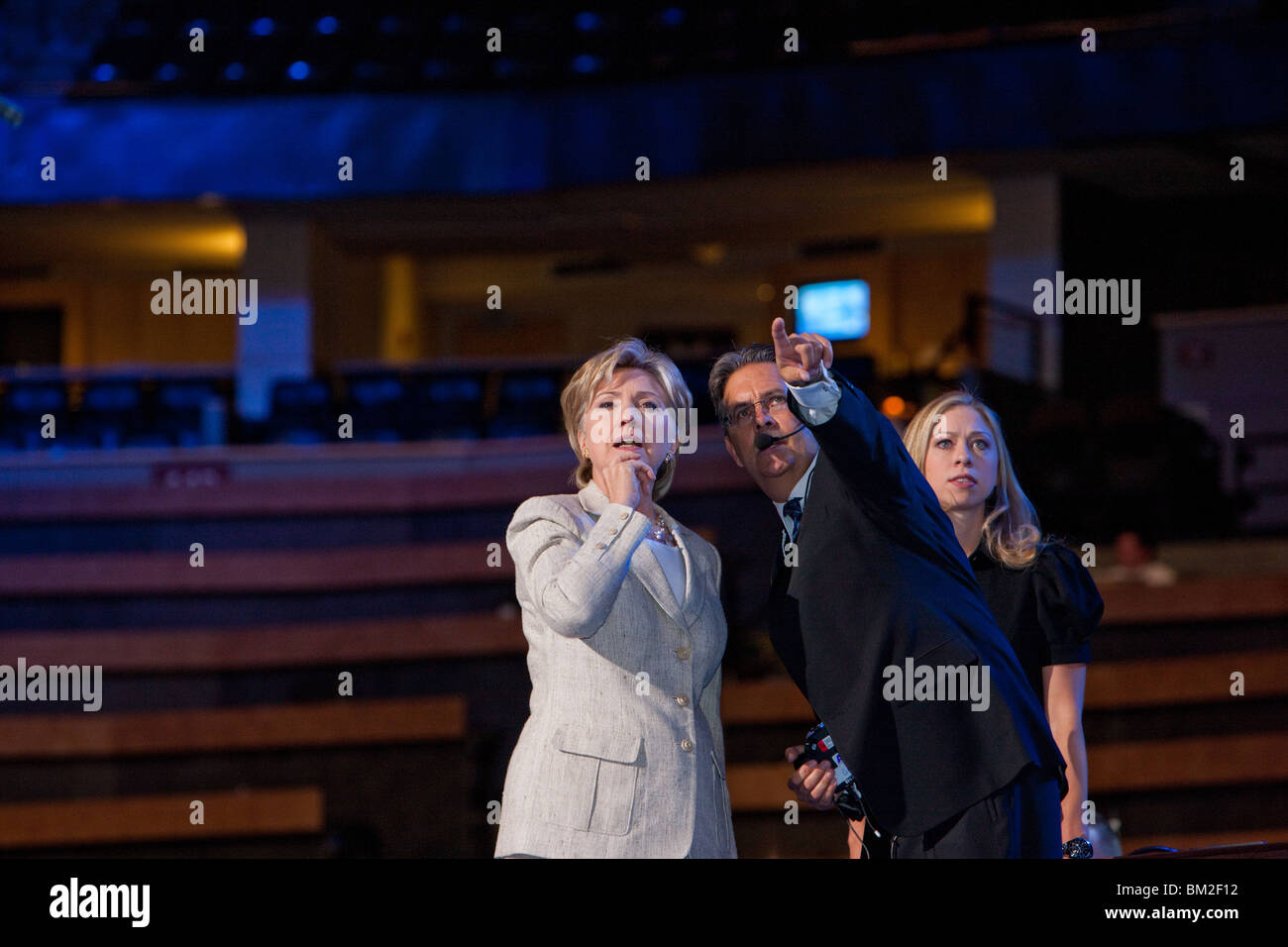 Chelsea y su madre Hilary Clinton con Stage Manager Foto de stock