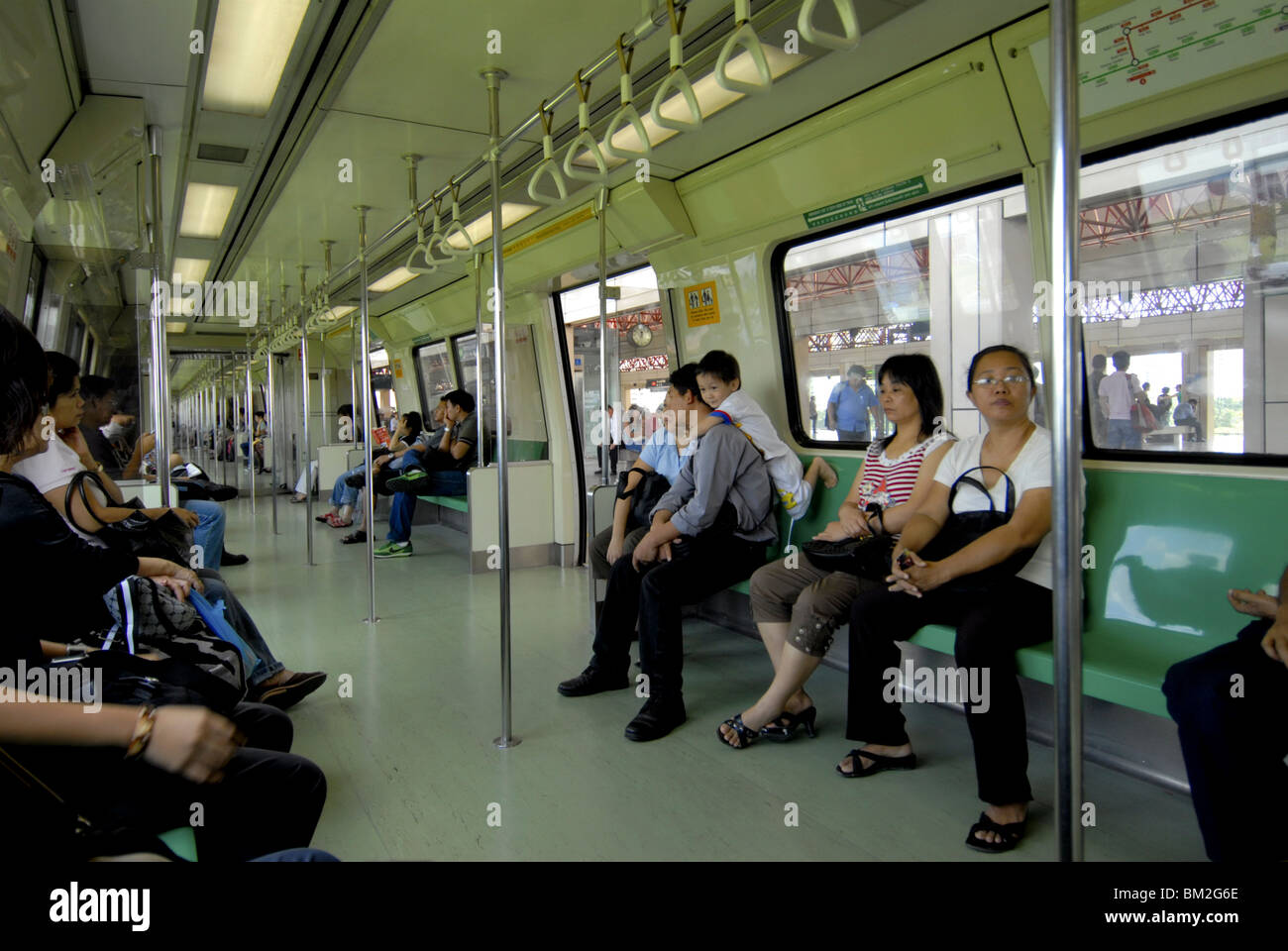 Los pasajeros de un tren de tránsito rápido masivo en Singapur, Sudeste de Asia Foto de stock