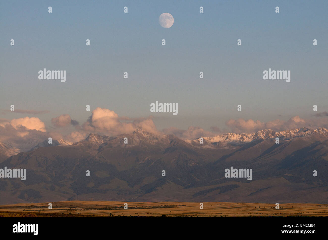 Luna llena por encima de la cordillera de Tian Shan central, Kirguistán Foto de stock