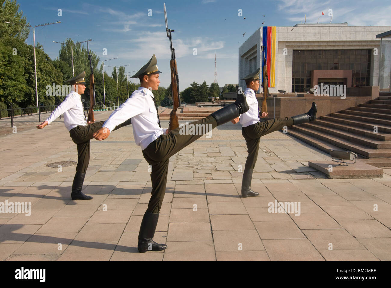 Los soldados en la Plaza Ala-Too, Bishkek, Kirguistán Foto de stock