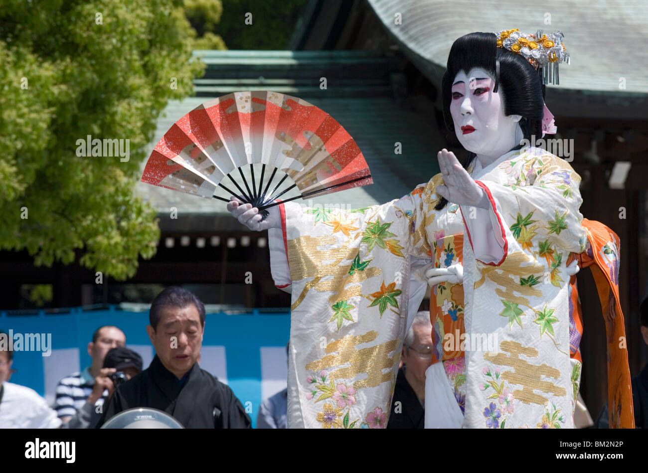 Hombre disfrazado de mujer realizando baile clásico japonés llamado hobu al  santuario Meiji Jingu, Tokio, Japón Fotografía de stock - Alamy