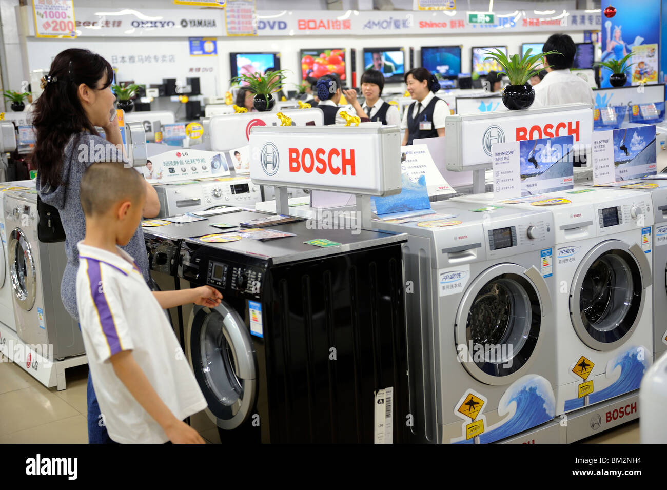 Las lavadoras Bosch con un suning appliance co tienda en Beijing, China. 16-may-2010 Foto de stock