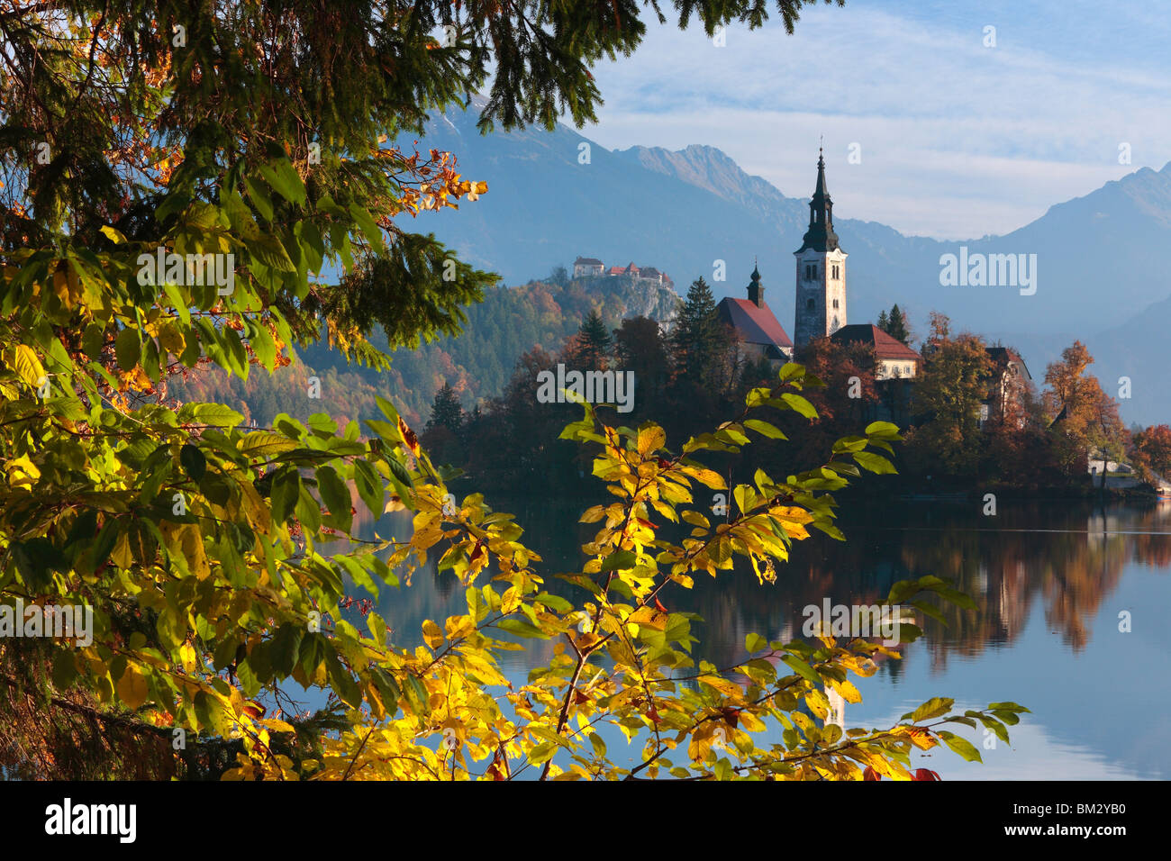 Amanecer sobre la Iglesia de la Asunción en el Lago Bled, Eslovenia Gorenjska, Foto de stock