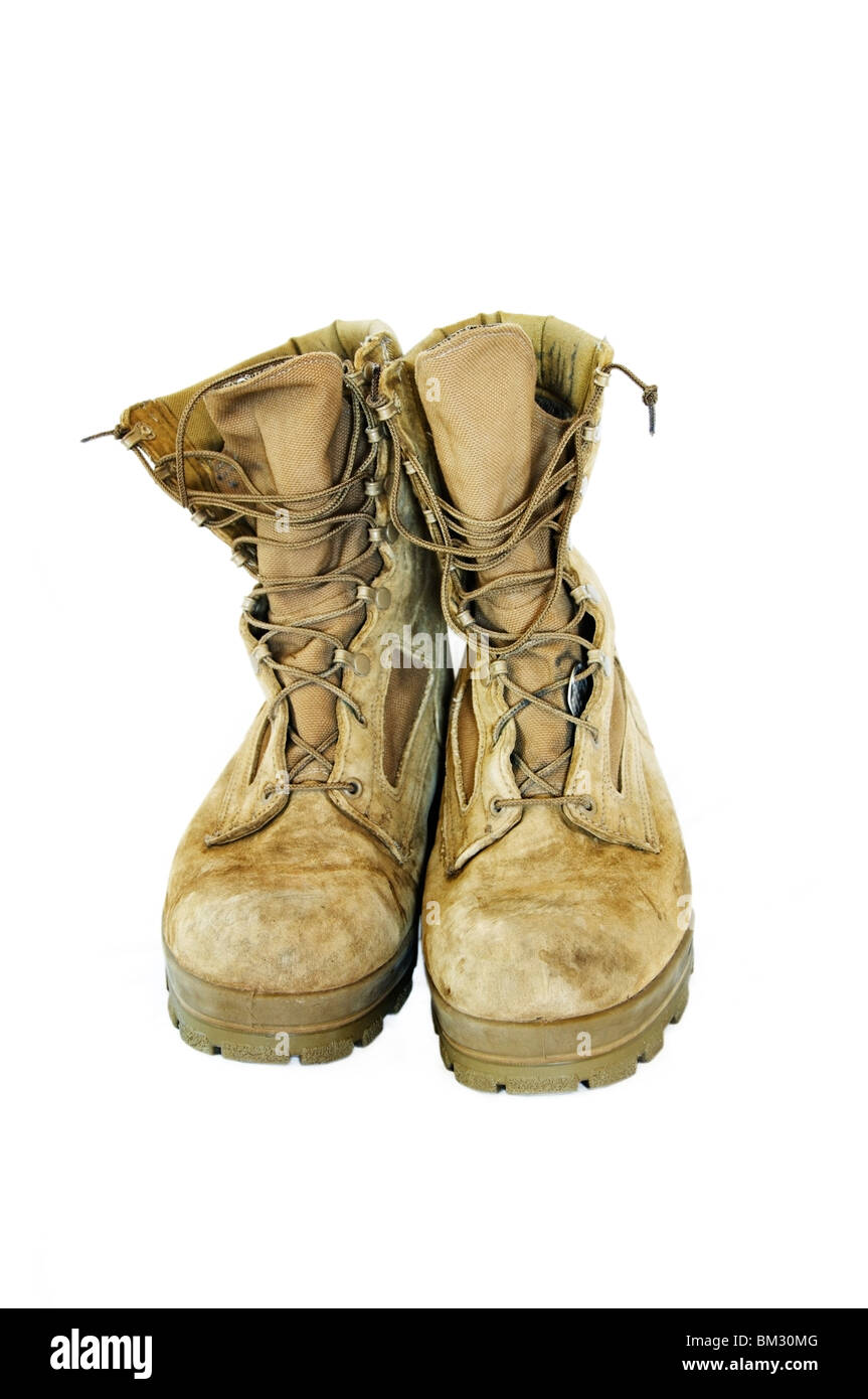 Vista frontal de un bronceado "oliva" de Mojave par de marines botas militares con perro etiqueta adjunta. Foto de stock