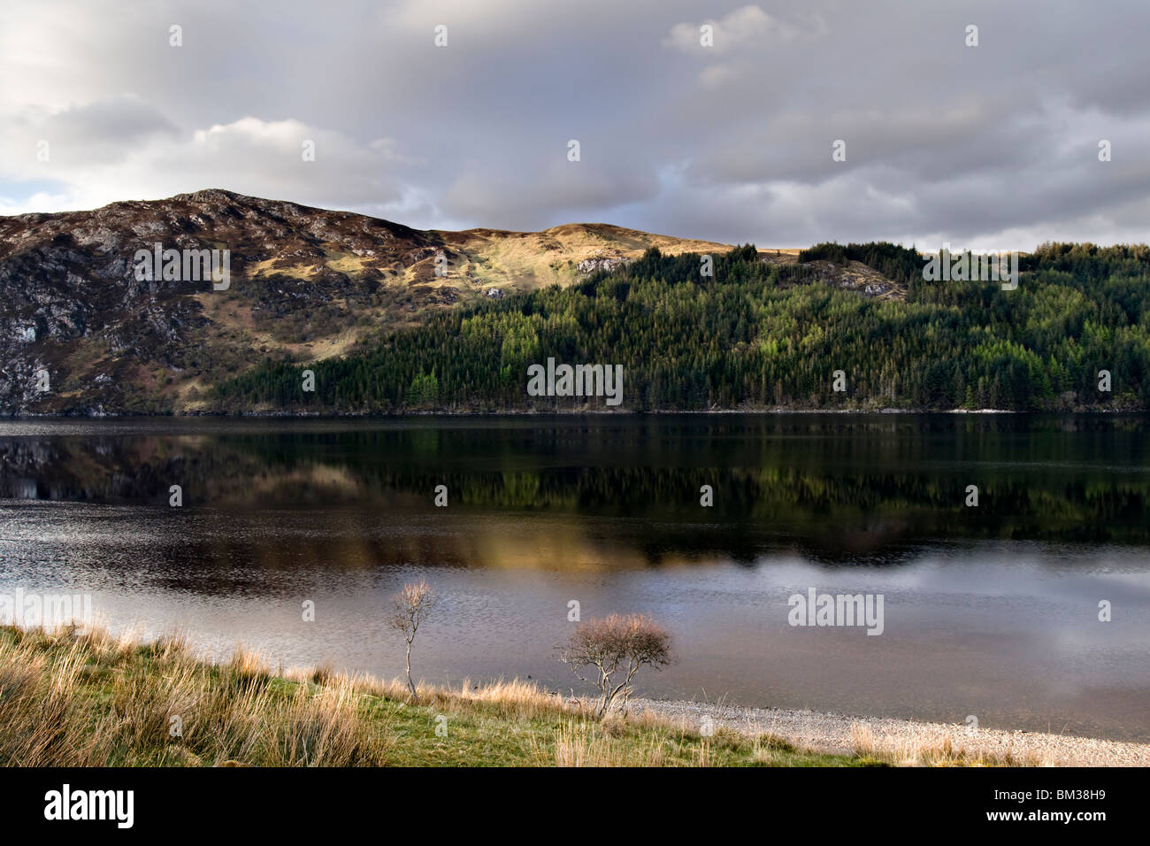 Loch más en el extremo norte de Escocia en el distrito de Sutherland tomada desde la A838 con reflexión Foto de stock
