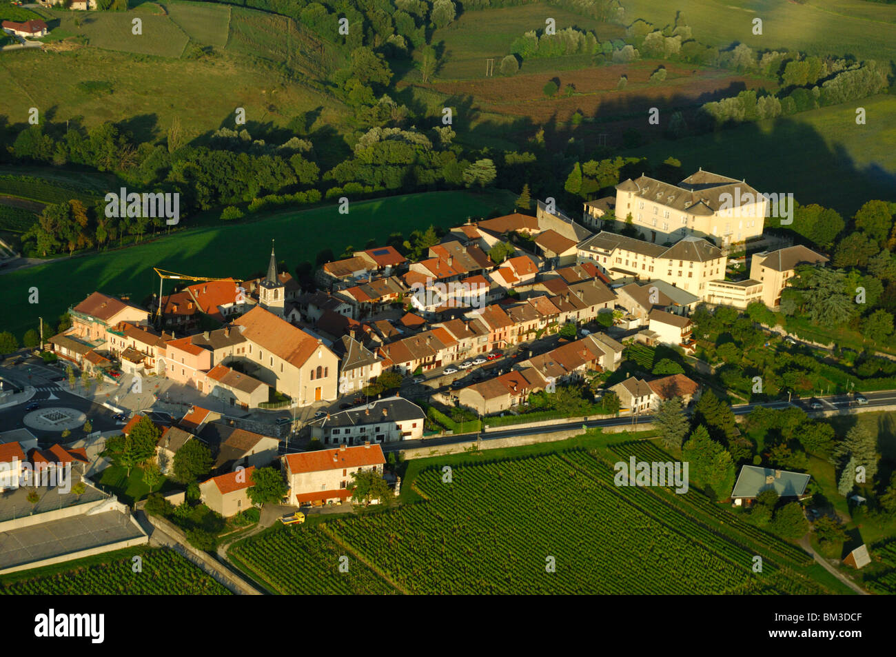 Vista aérea de Les Marches village. Savoy (Saboya), la región Rhône-Alpes, Alpes franceses, Francia Foto de stock