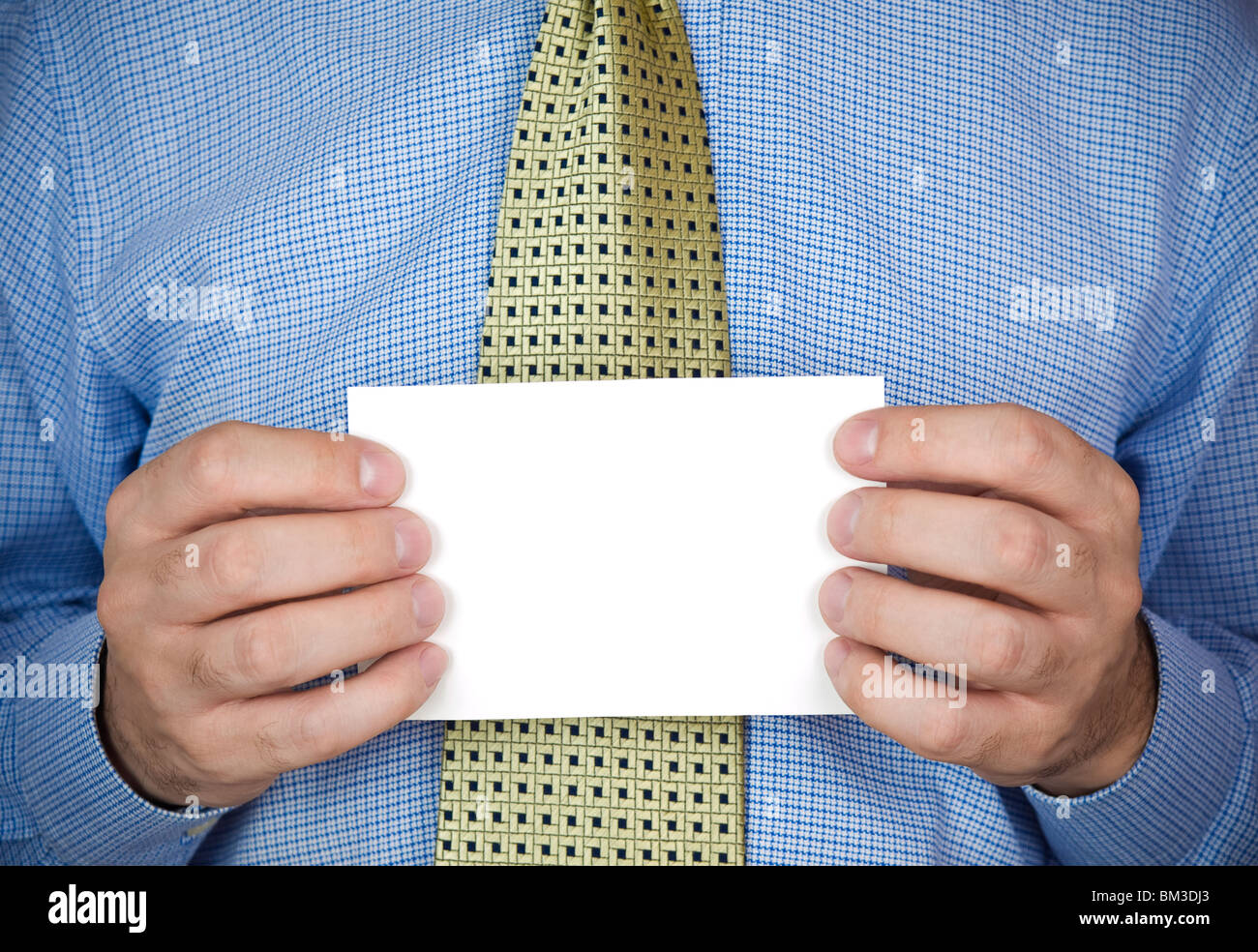 Una oficina hombre sujetando una tarjeta en blanco con sus manos. Foto de stock