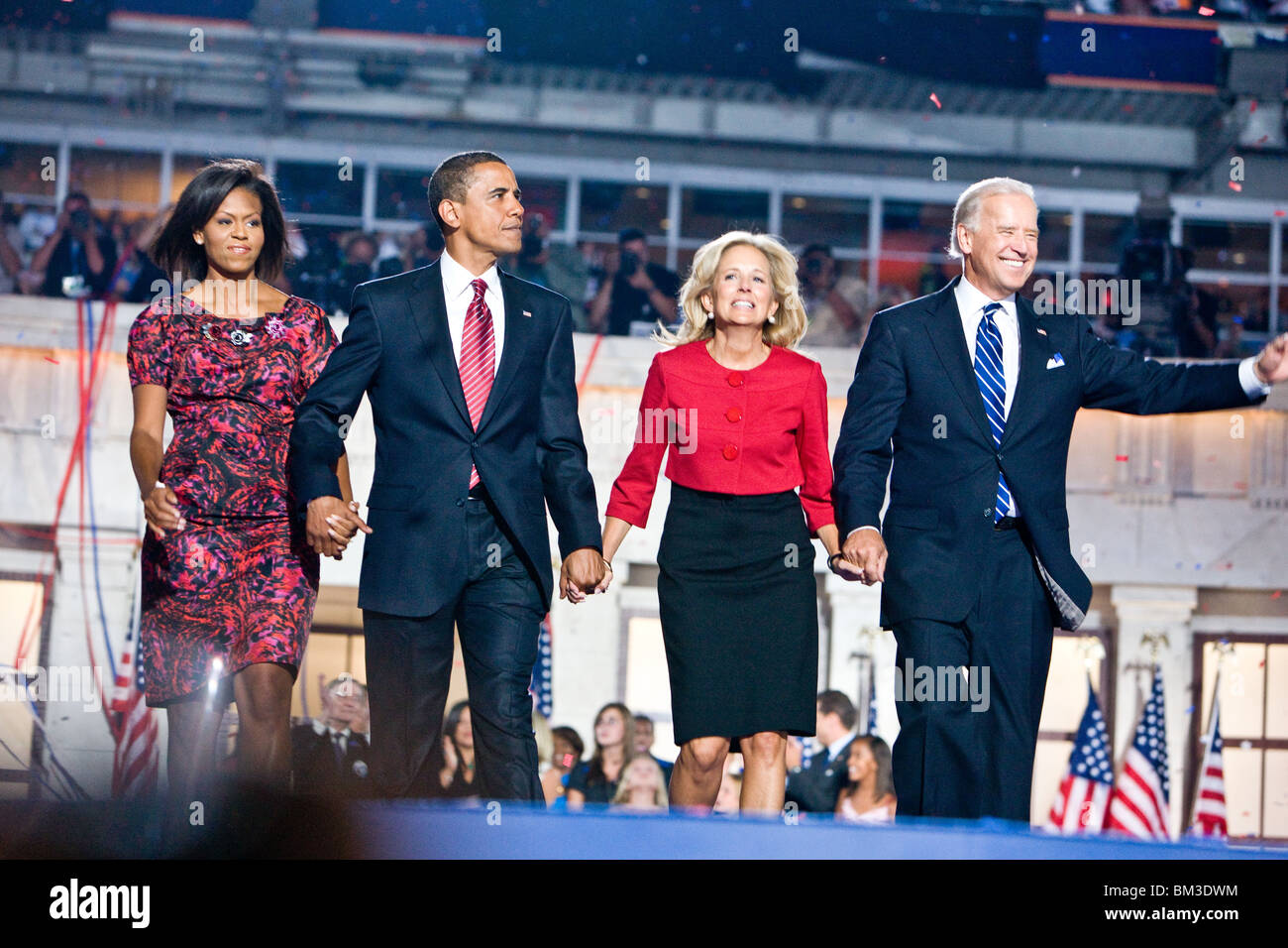Barack Obama con Joe Biden y esposas Foto de stock