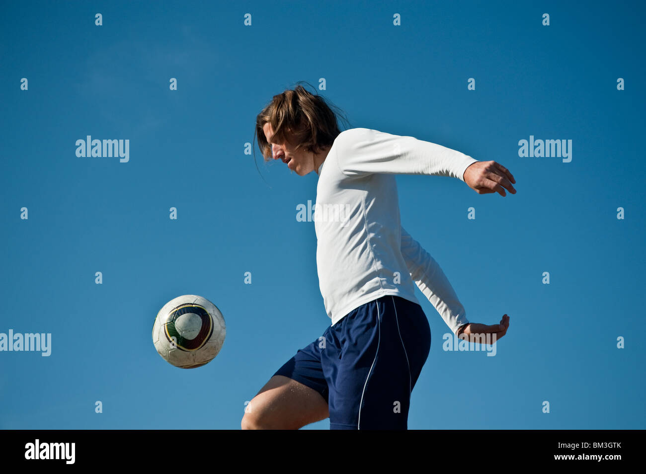 Un joven chico caucásico practicando las técnicas del fútbol en un parque  Fotografía de stock - Alamy