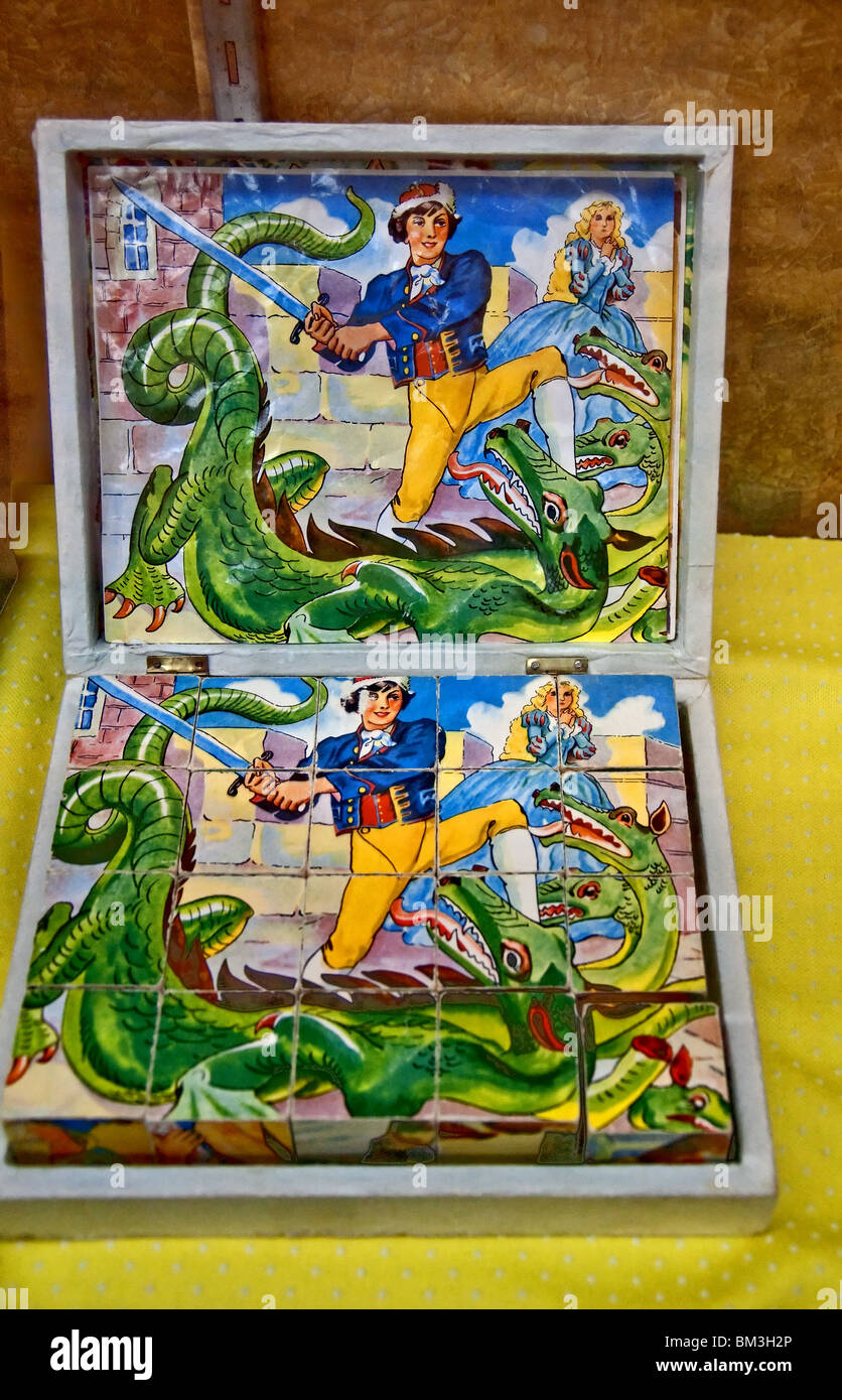 Esta imagen muestra un antiguo niño pirata y dragón rompecabezas de bloque  en una vitrina. Disparo vertical con yellow polka dot tejido Fotografía de  stock - Alamy