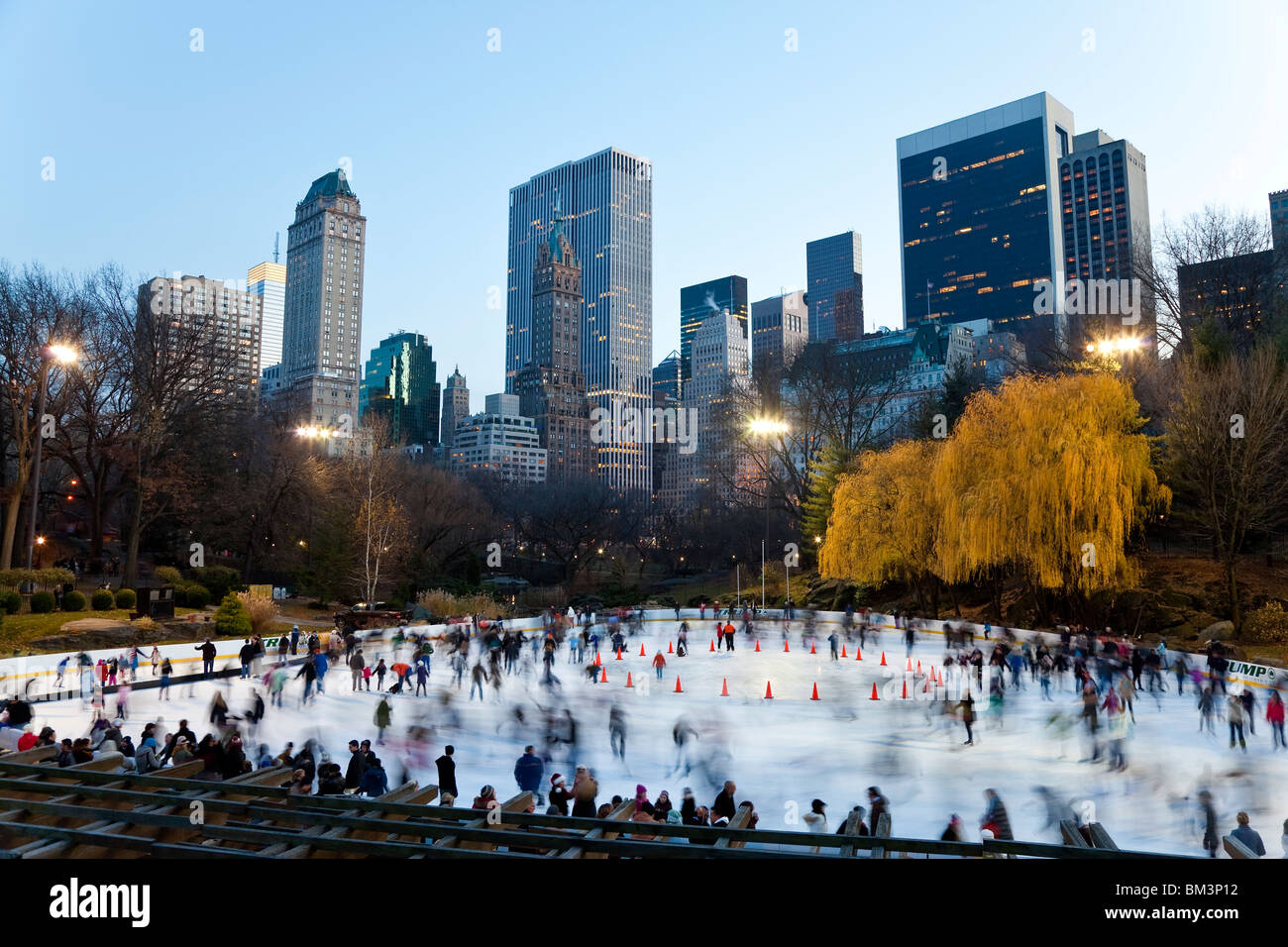 Estados Unidos de América, Nueva York, Ciudad de Nueva York, Manhattan, la pista de hielo del Wollman en Central Park. Foto de stock