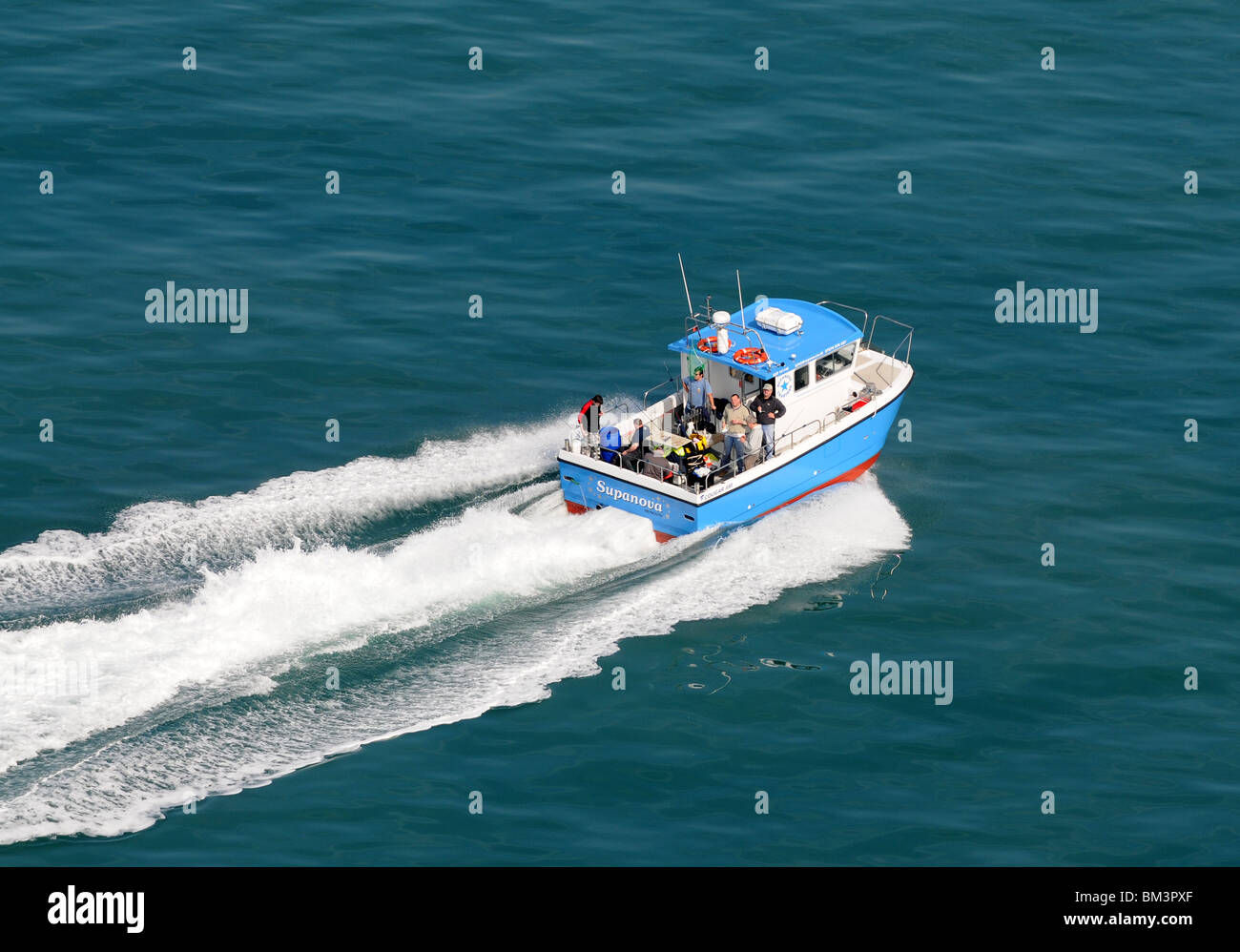 Transporte en barco de pesca los pescadores en el mar, viajando a una velocidad Foto de stock