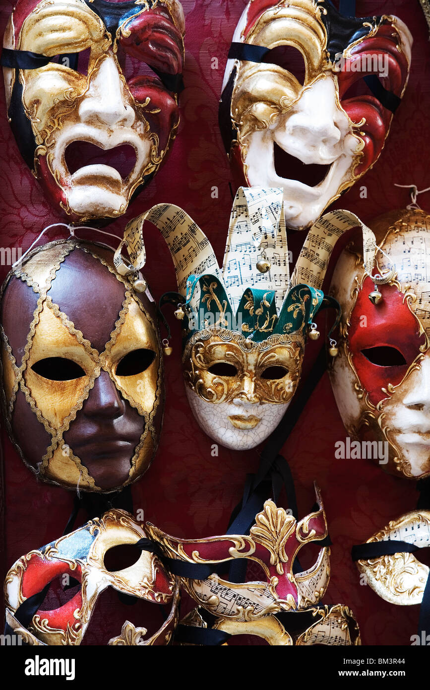 Montañas climáticas Morgue evidencia Venecia - máscaras de carnaval veneciano tradicional Fotografía de stock -  Alamy