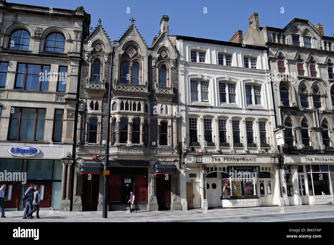 Fachada de edificio gótico victoriano St Marys Street, centro de la ciudad de Cardiff, Gales Foto de stock