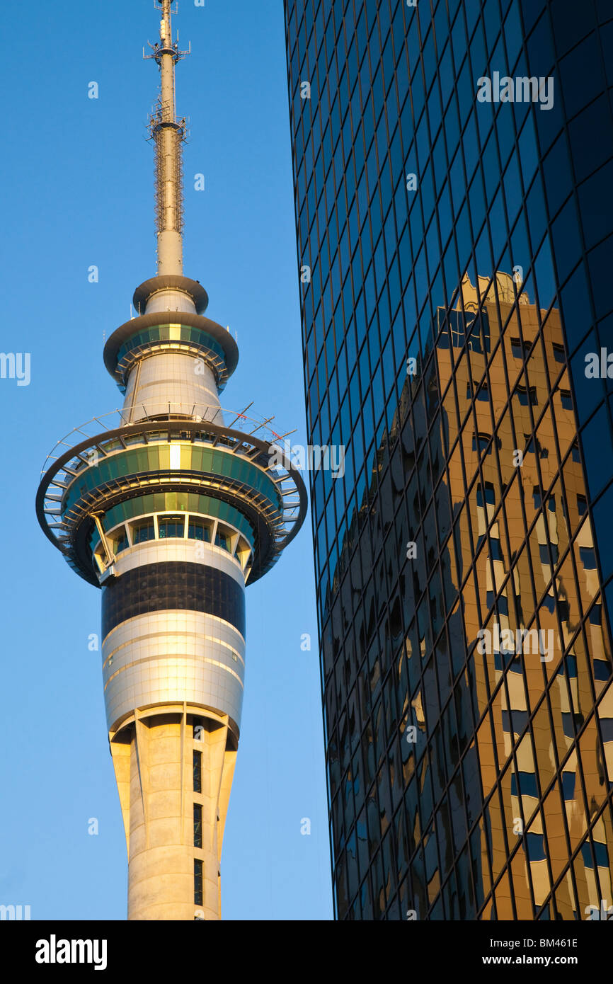 La Sky Tower y ciudad highrise. Auckland, North Island, Nueva Zelanda Foto de stock