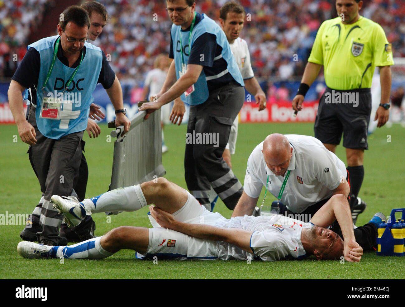 Jan Koller de la República Checa obtiene tratamiento médico tras ser herido durante un partido de la Copa del Mundo de 2006 contra los Estados Unidos. Foto de stock