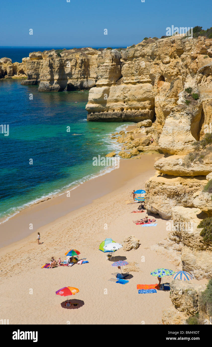 Portugal, el Algarve, una de las pequeñas playas solitarias, cerca de Albufeira Praia Da Coelha Foto de stock