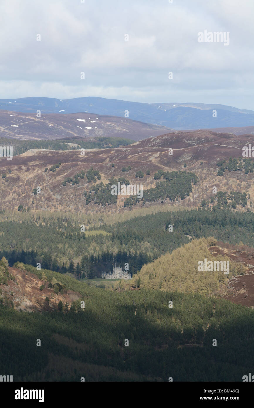 Vista elevada de Balmoral Castle rodeado por bosques Deeside Escocia en mayo de 2010 Foto de stock
