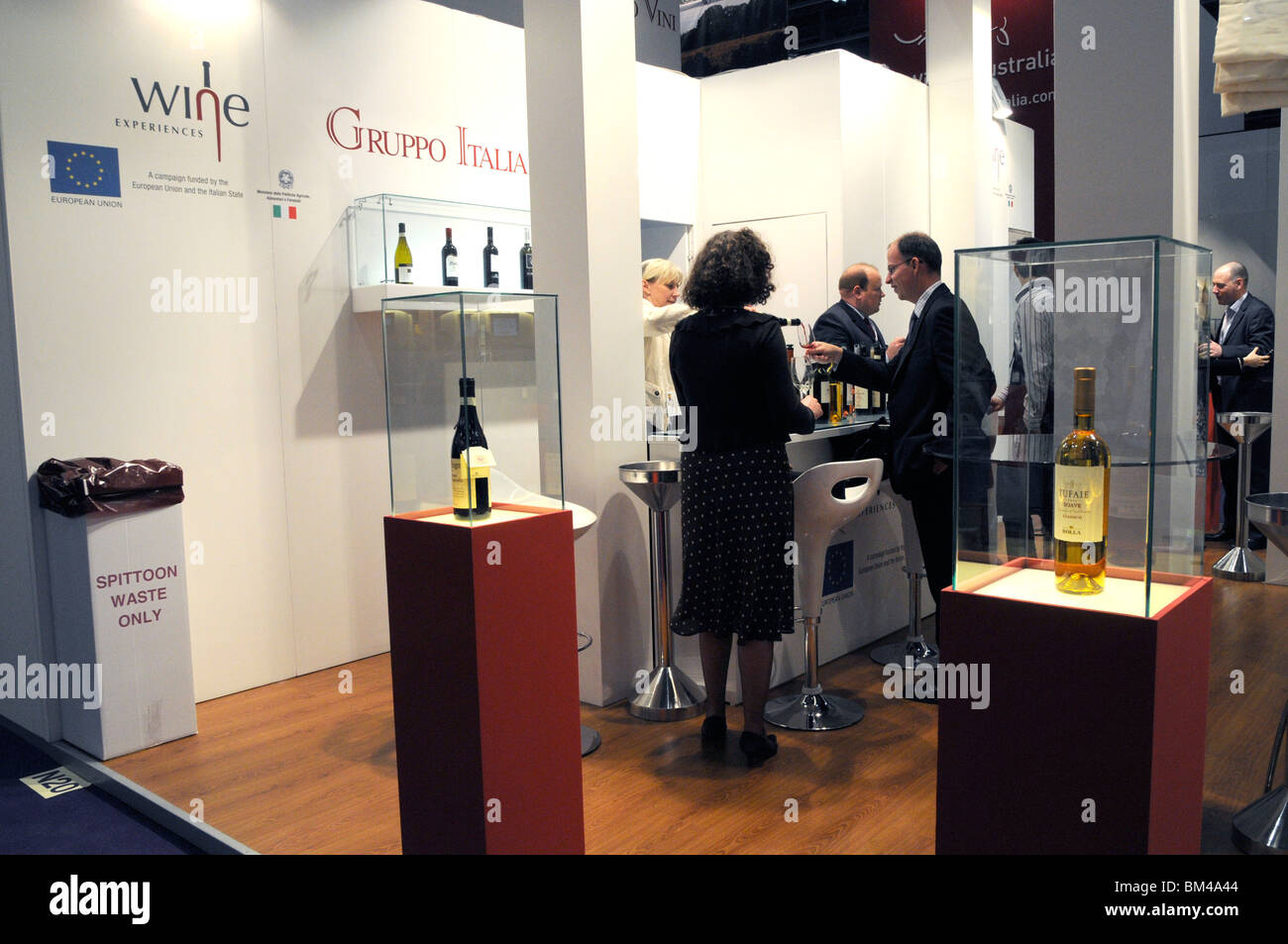 Los expositores en la London International Wine Fair EN EL REINO UNIDO Foto de stock