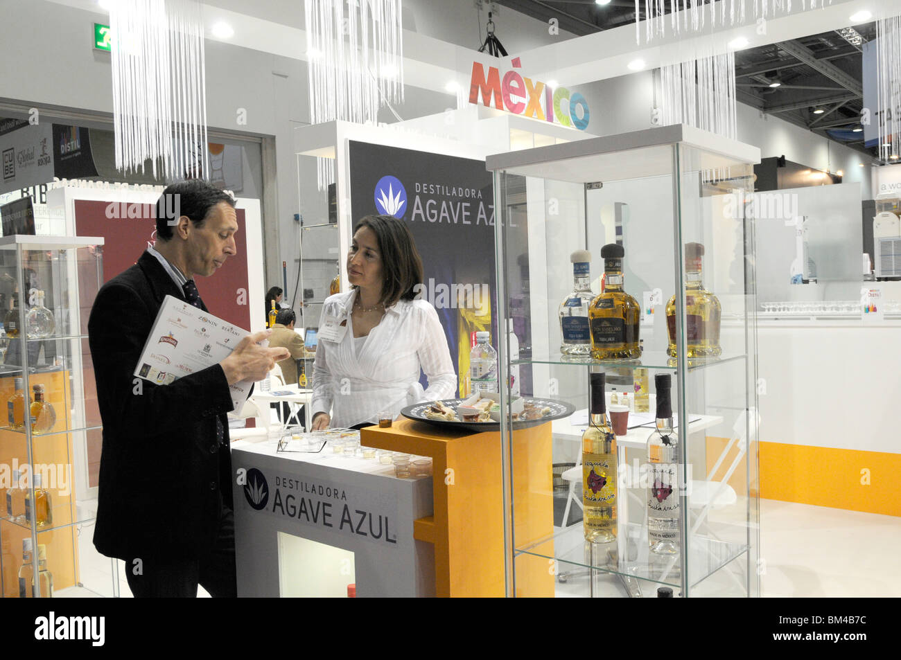 Los expositores en la London International Wine Fair EN EL REINO UNIDO Foto de stock