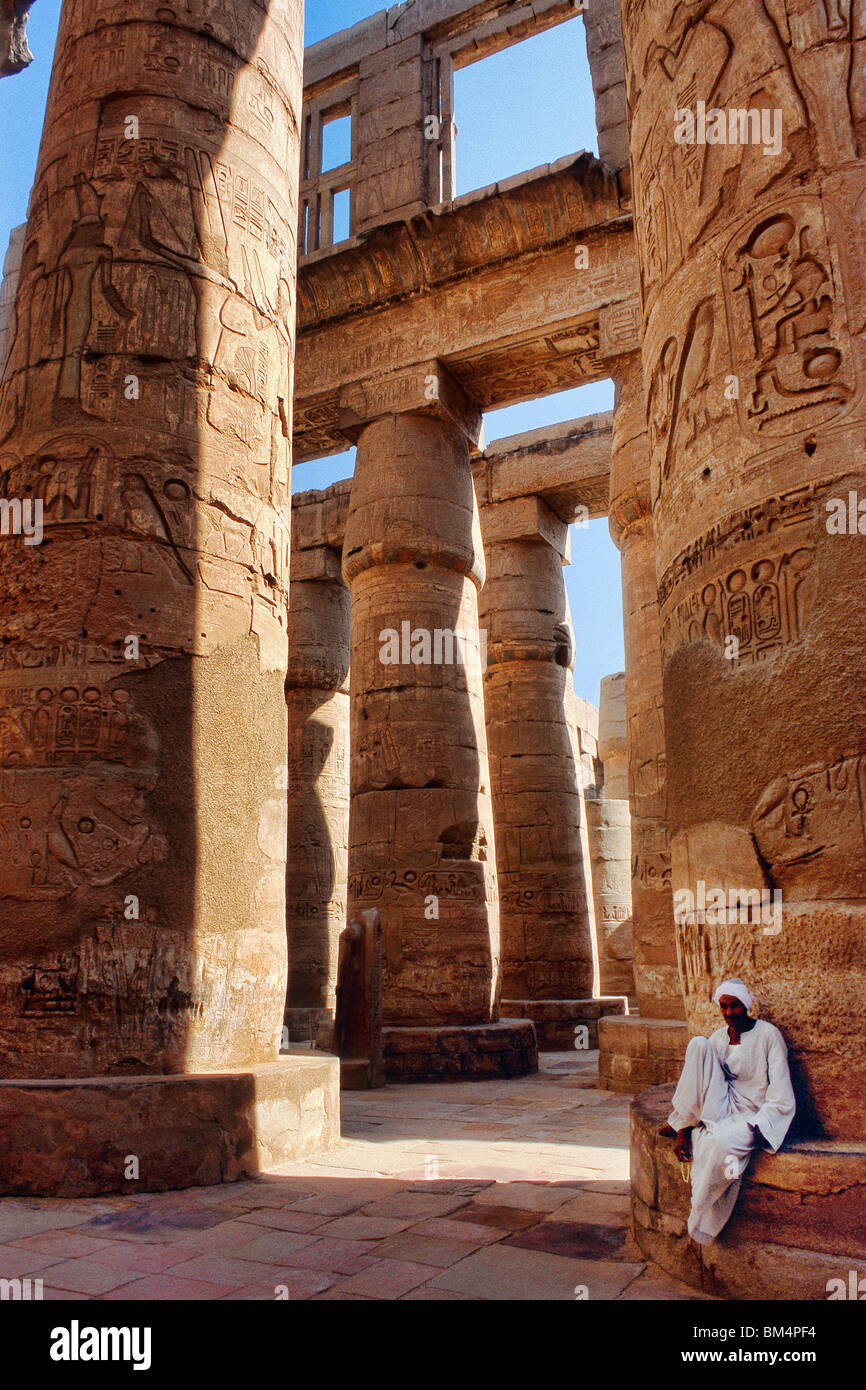 Sala hipóstila salen del templo de Karnak Foto de stock