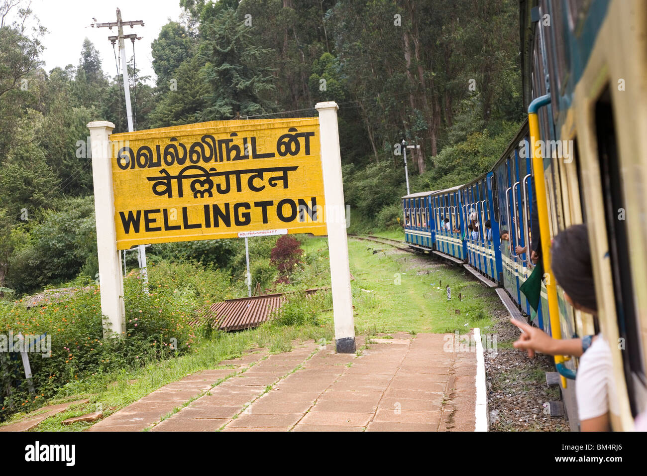 El Ferrocarril De Montaña Nilgiri Pasa La Estación De Wellington En