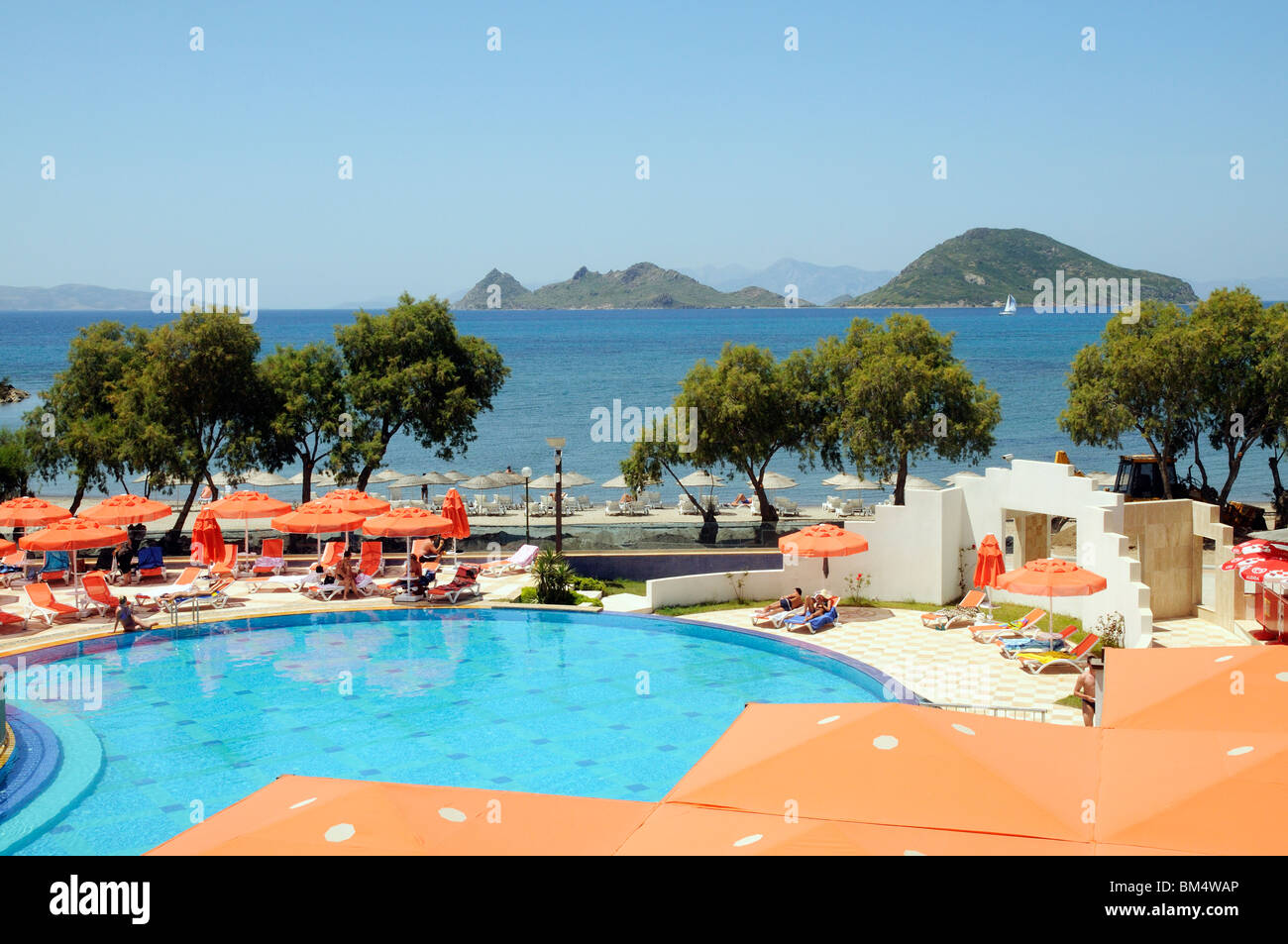 Los turistas relajarse alrededor de la piscina del hotel en la ciudad balnearia de Turgutreis cerca de Bodrum Turquía Foto de stock