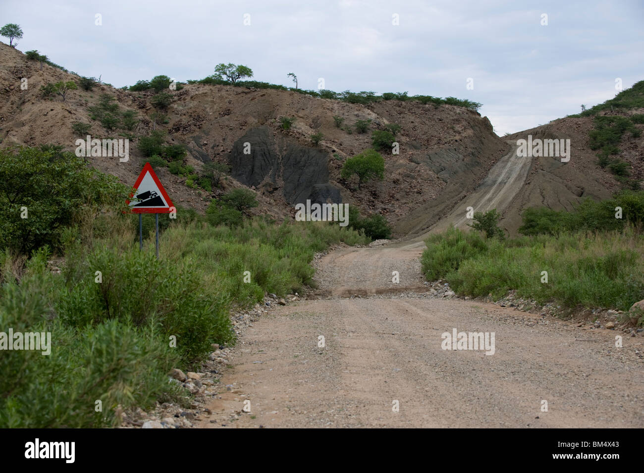 D3700 Camino de Ruacana a Epupa a lo largo del río Kunene en la temporada seca. Namibia. Foto de stock