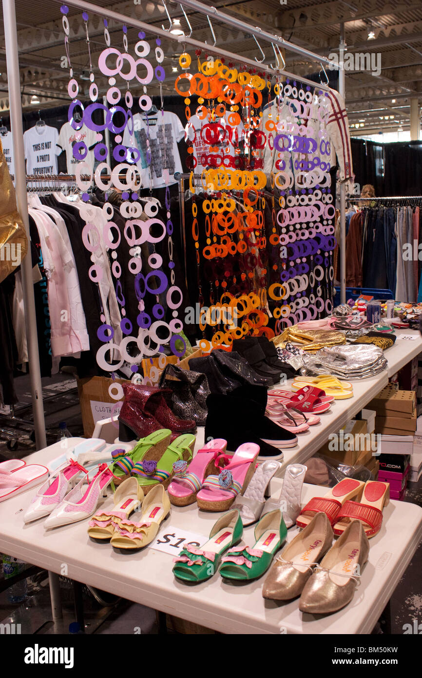 Rack de ropa venta baratos comprar zapatos de mujer tacones Fotografía de  stock - Alamy