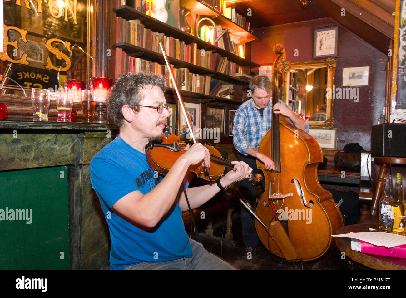 Pequeño grupo tocando música en vivo en el pub Sir Richard Steele Foto de stock