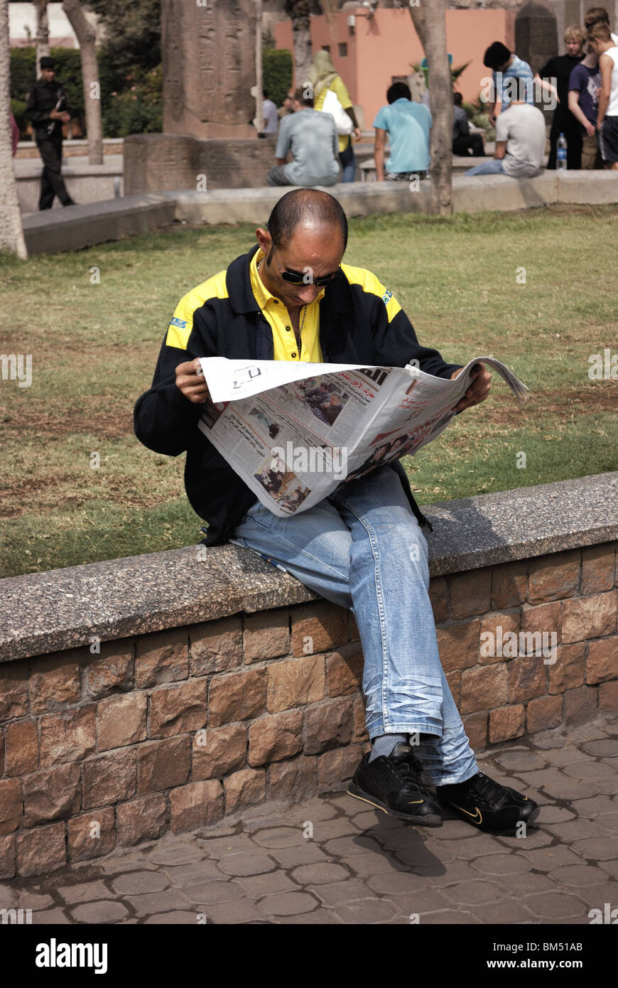 Hombre leyendo el periódico egipcio, El Cairo, Egipto Foto de stock