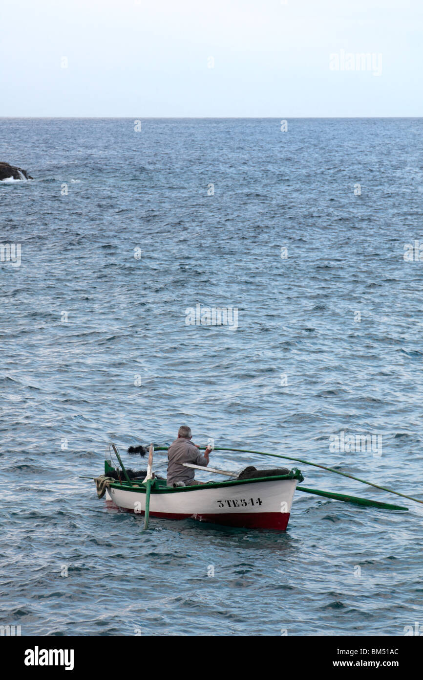 Un pescador erizos de mar costa afuera en la madrugada en Playa San Juan Tenerife Islas Canarias España Europa Foto de stock