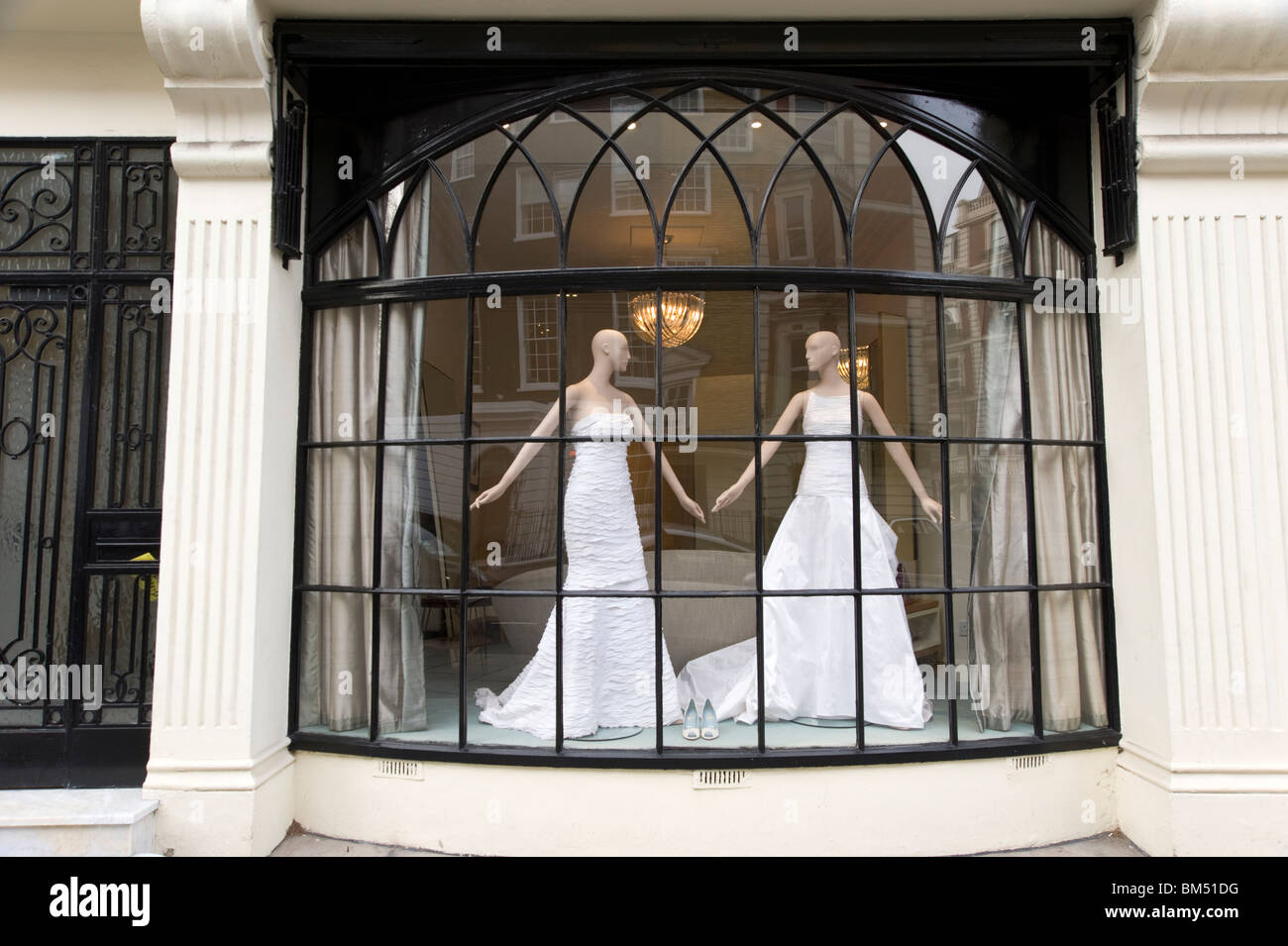 Ventana de la tienda de trajes de novia, Londres, Reino Unido. Foto de stock