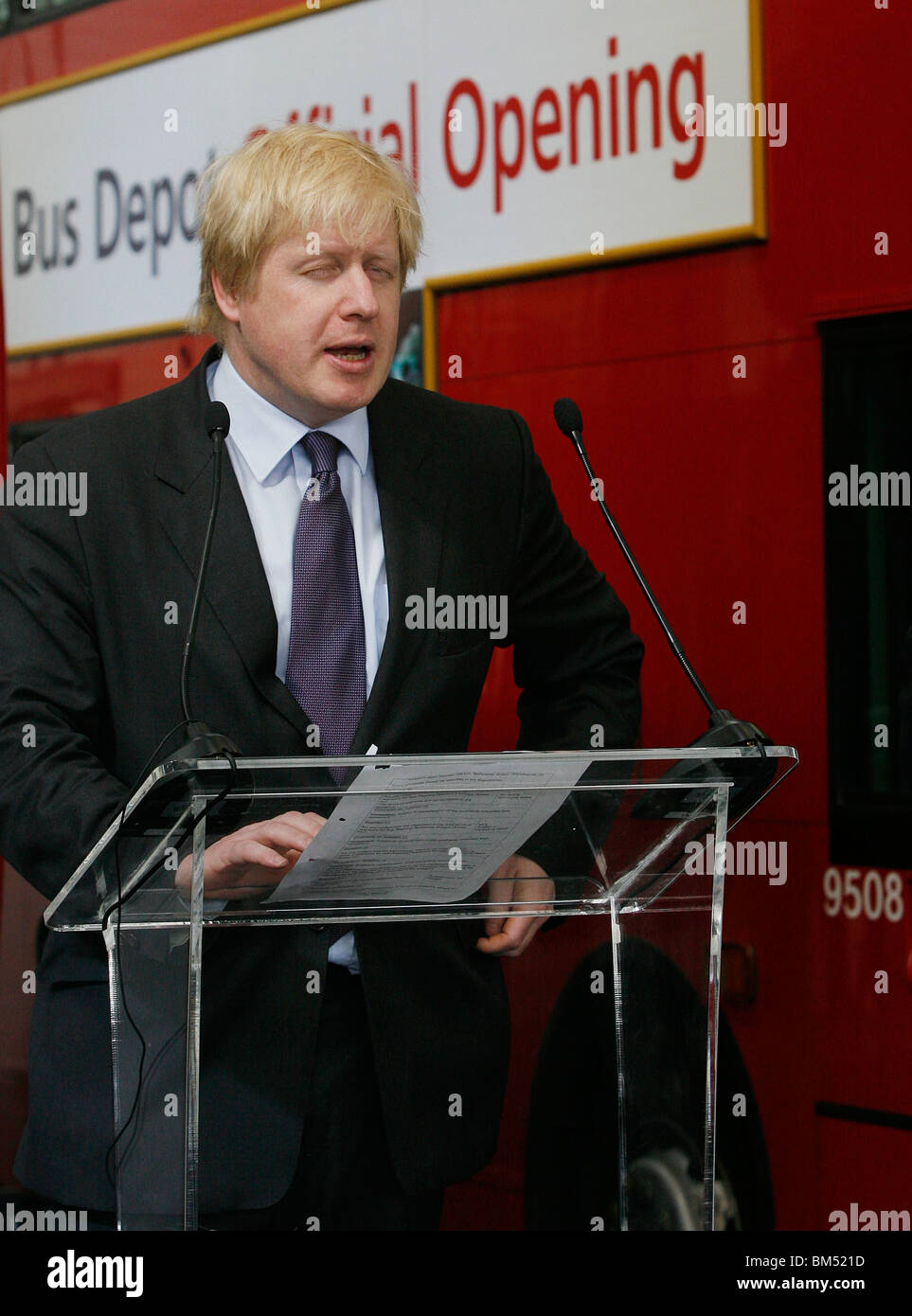 El Alcalde de Londres, Boris Johnson, en la inauguración oficial del nuevo Routemaster en Battersea Foto de stock