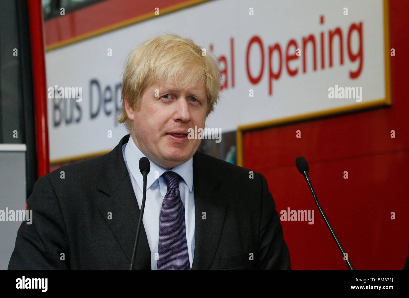 El Alcalde de Londres, Boris Johnson, en la inauguración oficial del nuevo Routemaster en Battersea Foto de stock