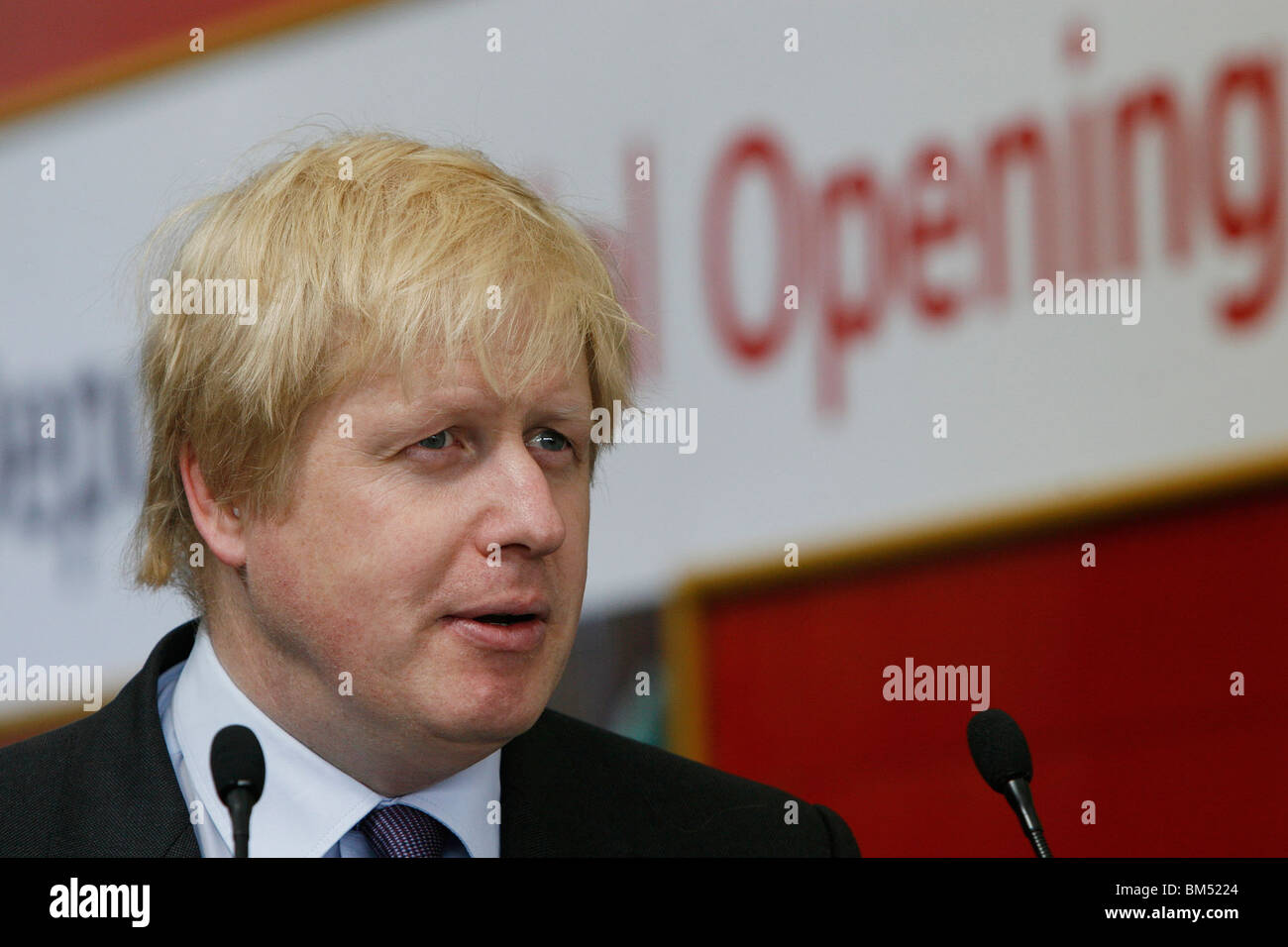 El Alcalde de Londres, Boris Johnson, en la inauguración oficial del nuevo Routemaster en Battersea Foto de stock