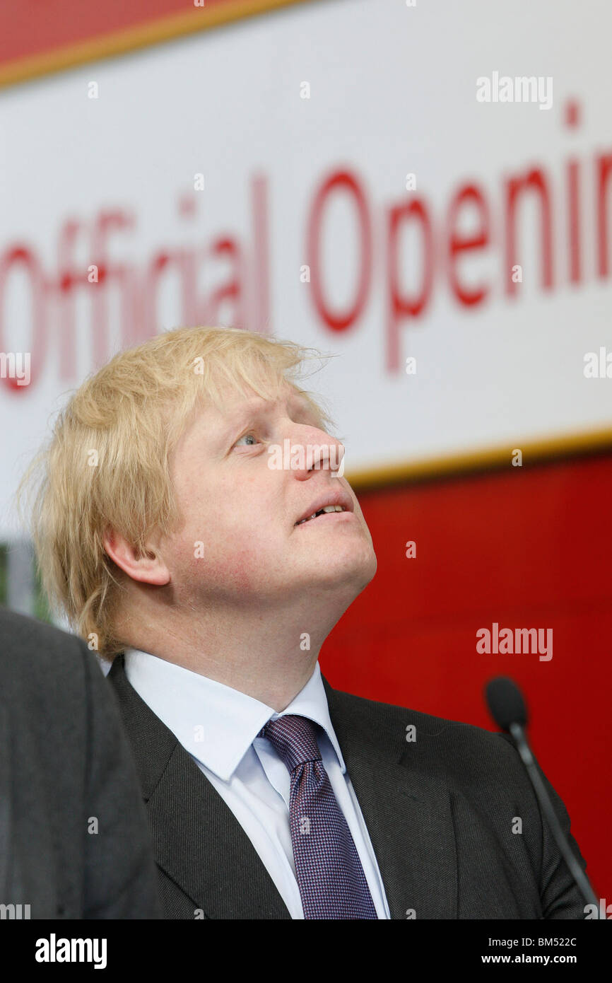 El Alcalde de Londres, Boris Johnson, durante la inauguración oficial de la nueva Routmaster en Battersea Foto de stock