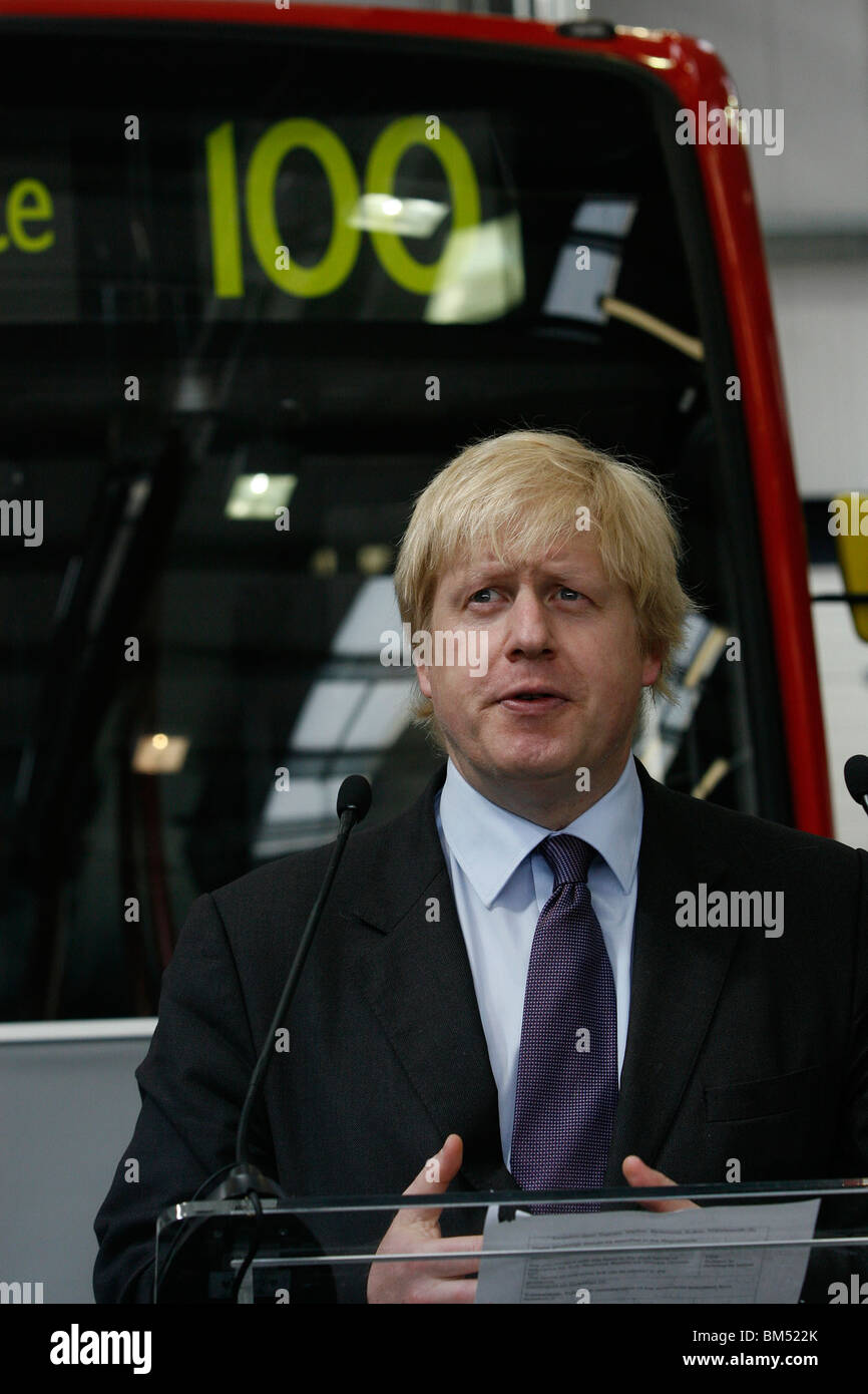 El Alcalde de Londres, Boris Johnson, durante la inauguración oficial de la nueva Routmaster en Battersea Foto de stock