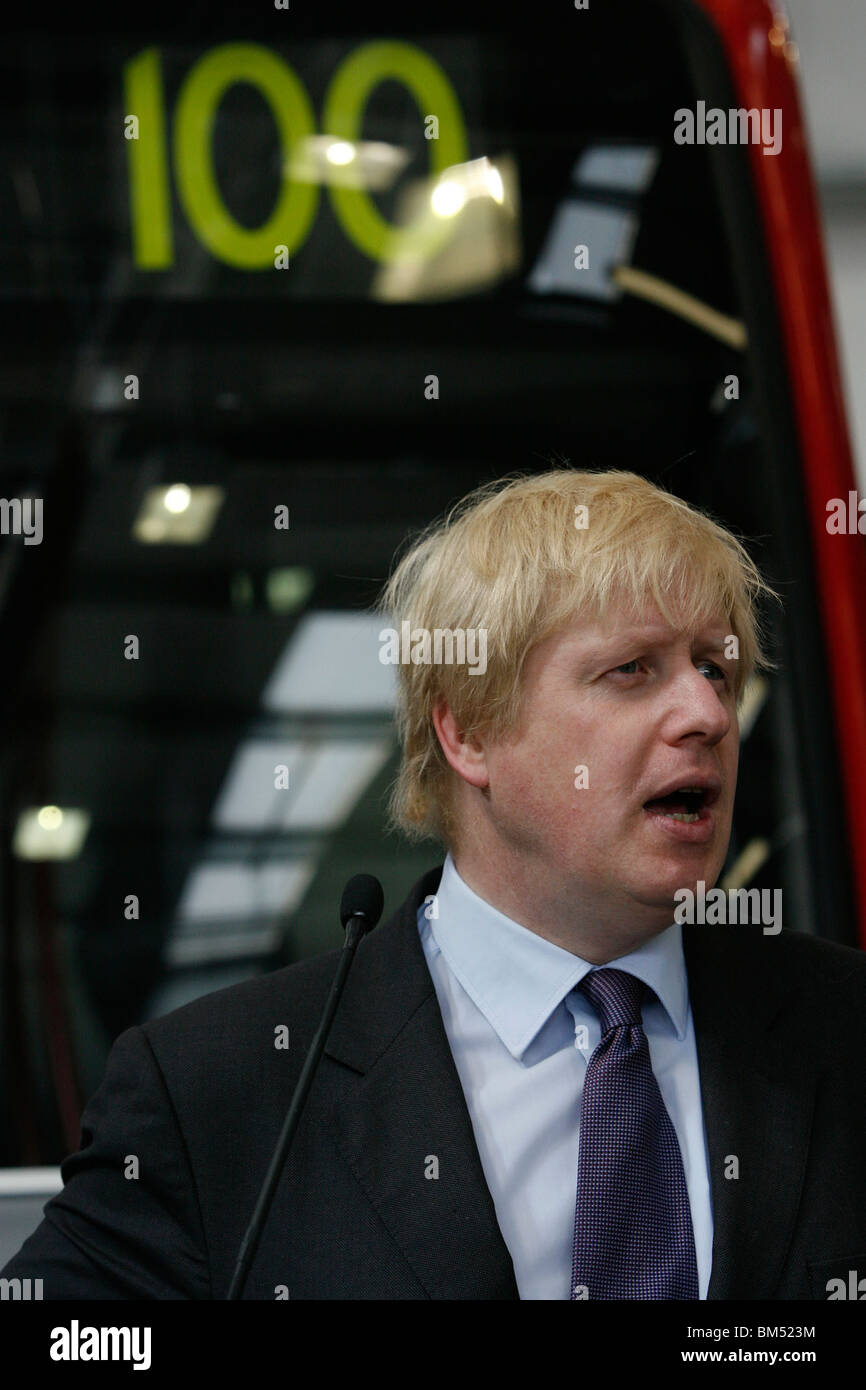 El Alcalde de Londres, Boris Johnson, en la inauguración oficial del nuevo Routemaster en Battersea Foto de stock