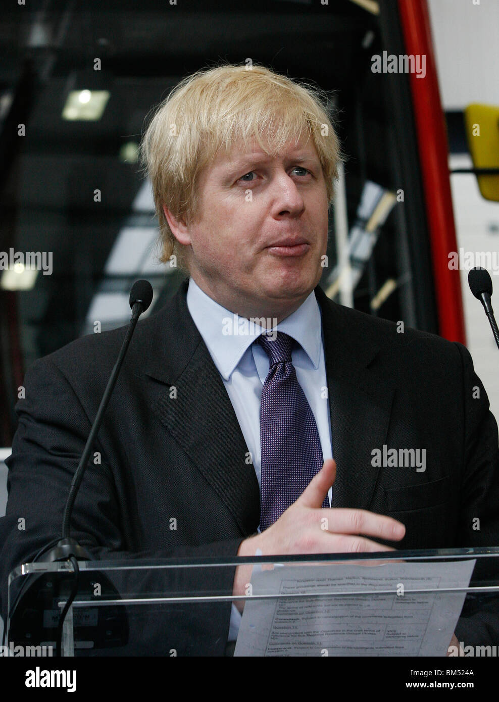 El Alcalde de Londres, Boris Johnson, durante la inauguración oficial de la nueva Routmaster en Battersea Foto de stock