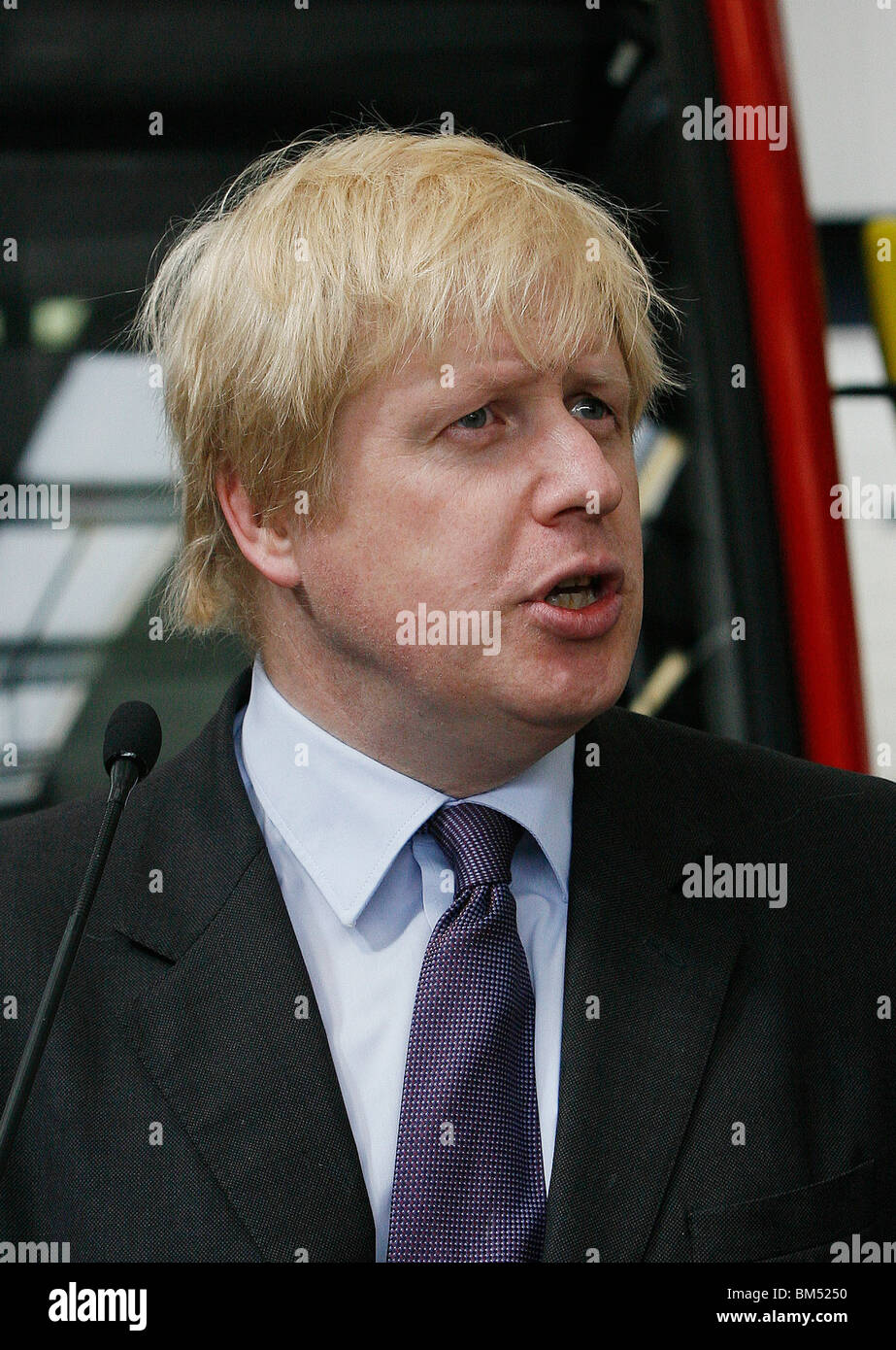 El Alcalde de Londres, Boris Johnson, en la inauguración oficial del nuevo Routemaster en Battersea Foto de stock