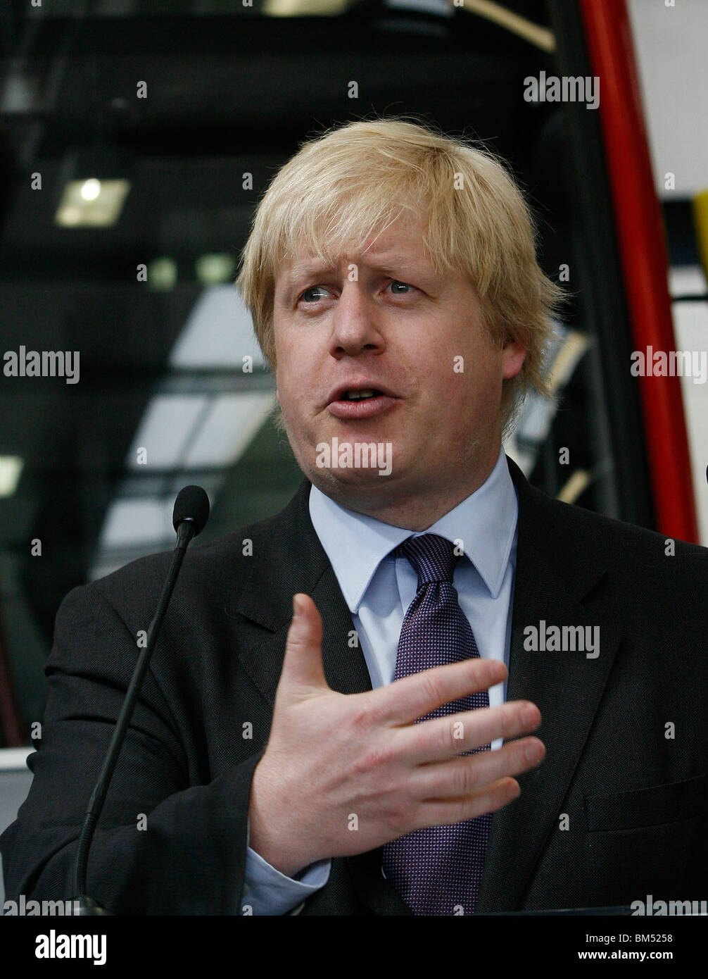 El Alcalde de Londres, Boris Johnson, durante la inauguración oficial de la nueva Routmaster en Battersea Foto de stock