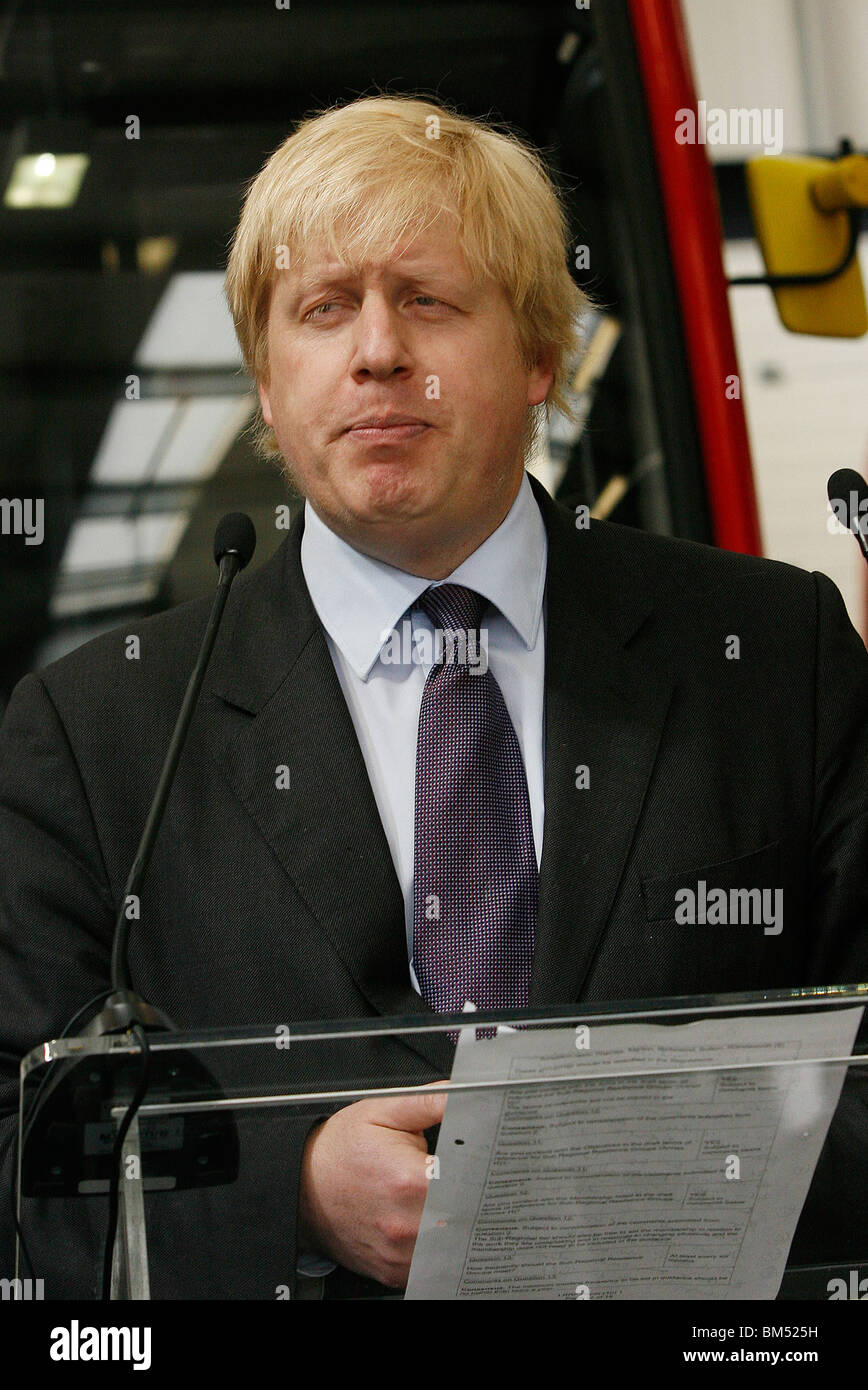 El Alcalde de Londres, Boris Johnson, durante la inauguración oficial de la nueva Routmaster en Battersea Foto de stock