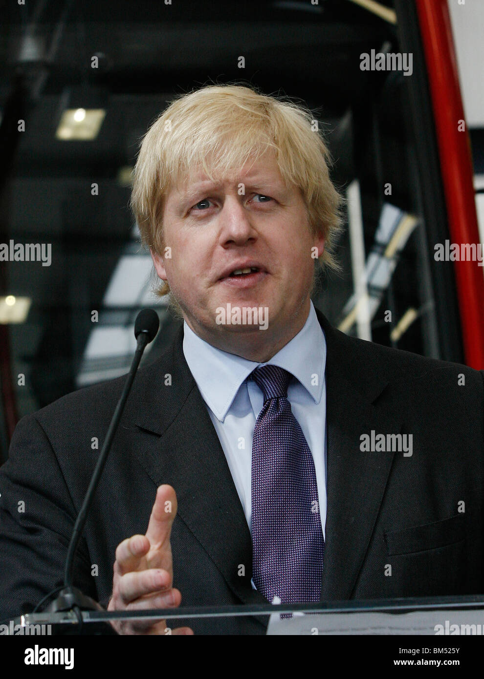 El Alcalde de Londres, Boris Johnson, en la inauguración oficial del nuevo Routemaster en Battersea Foto de stock