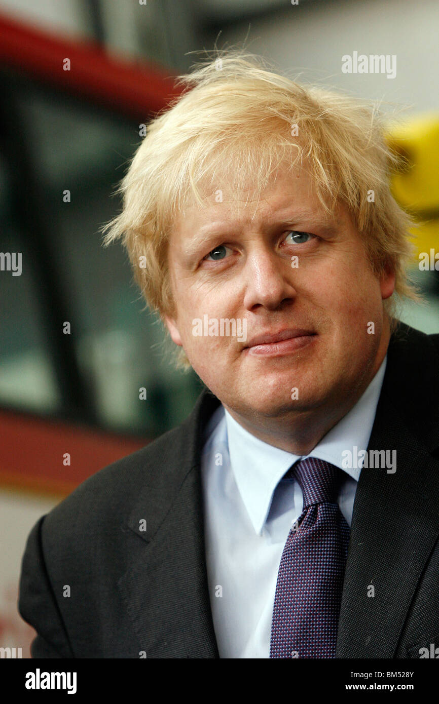 El Alcalde de Londres, Boris Johnson, durante la inauguración oficial de la nueva Routmaster en Battersea Foto de stock